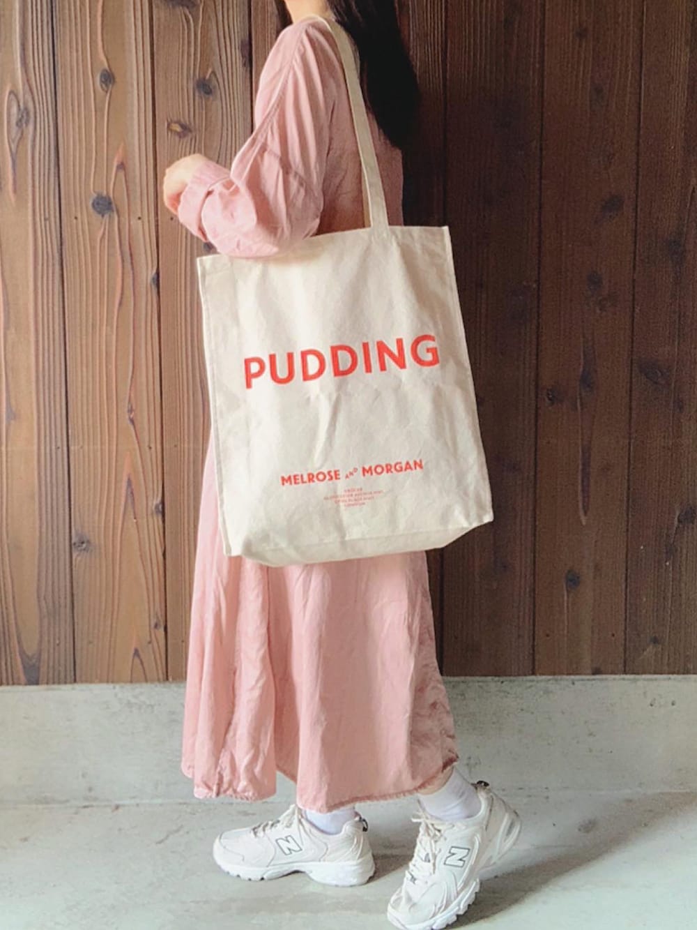 その他のトートバッグ、グレー系のスニーカーを着用したレディースの秋コーディネートの3枚目の写真