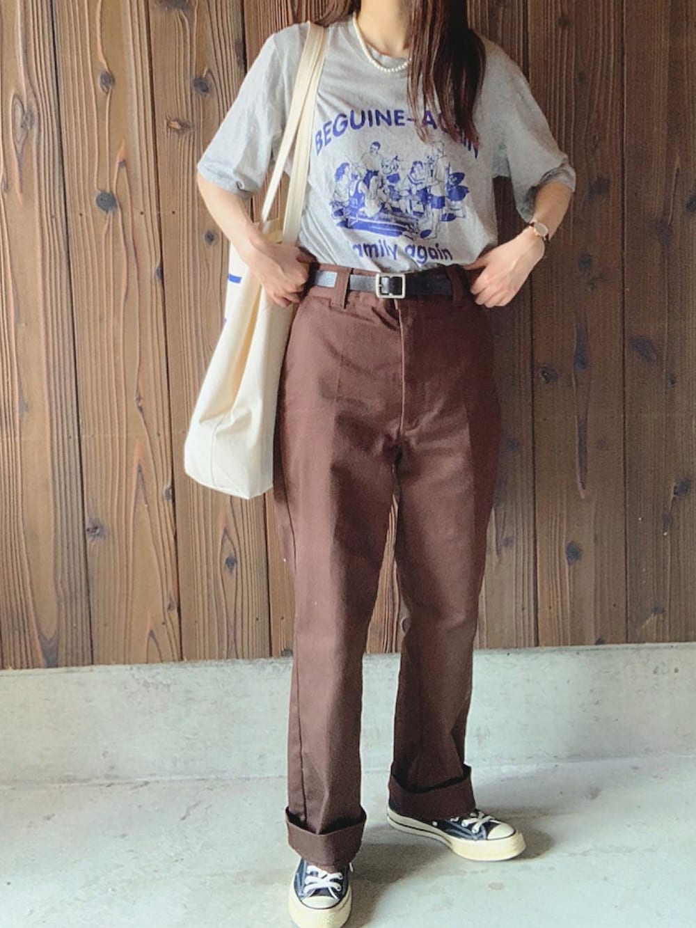 ブラウン系のその他パンツ、ブラック系のスニーカー、ブラック系のベルトを着用したレディースの夏コーディネートの2枚目の写真