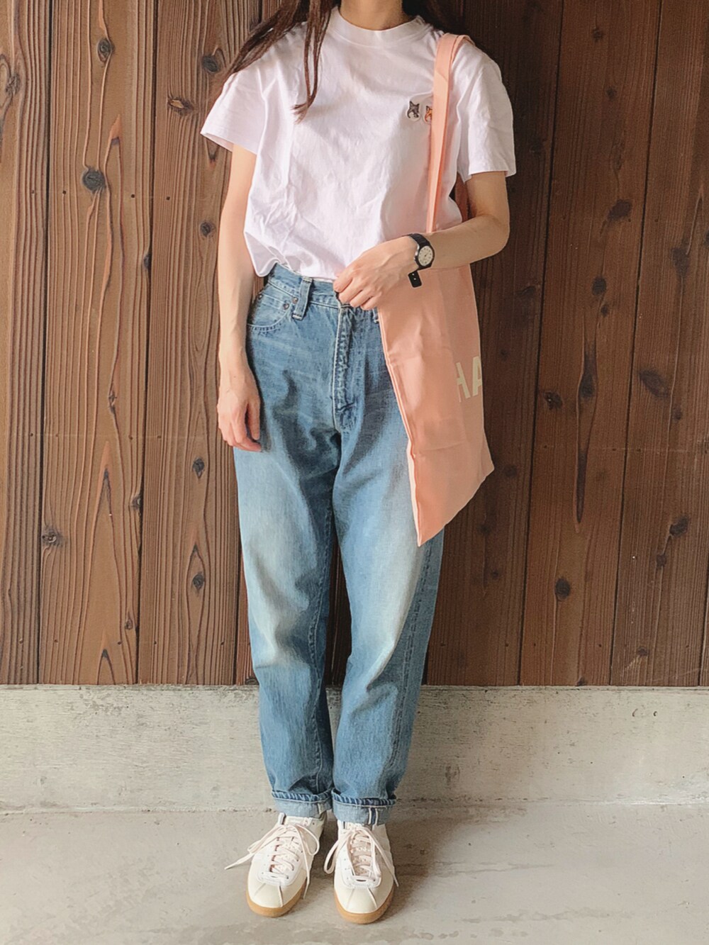 ホワイト系のTシャツ/カットソー、ブルー系のデニムパンツ、ホワイト系のスニーカーを着用したレディースの夏コーディネートの3枚目の写真