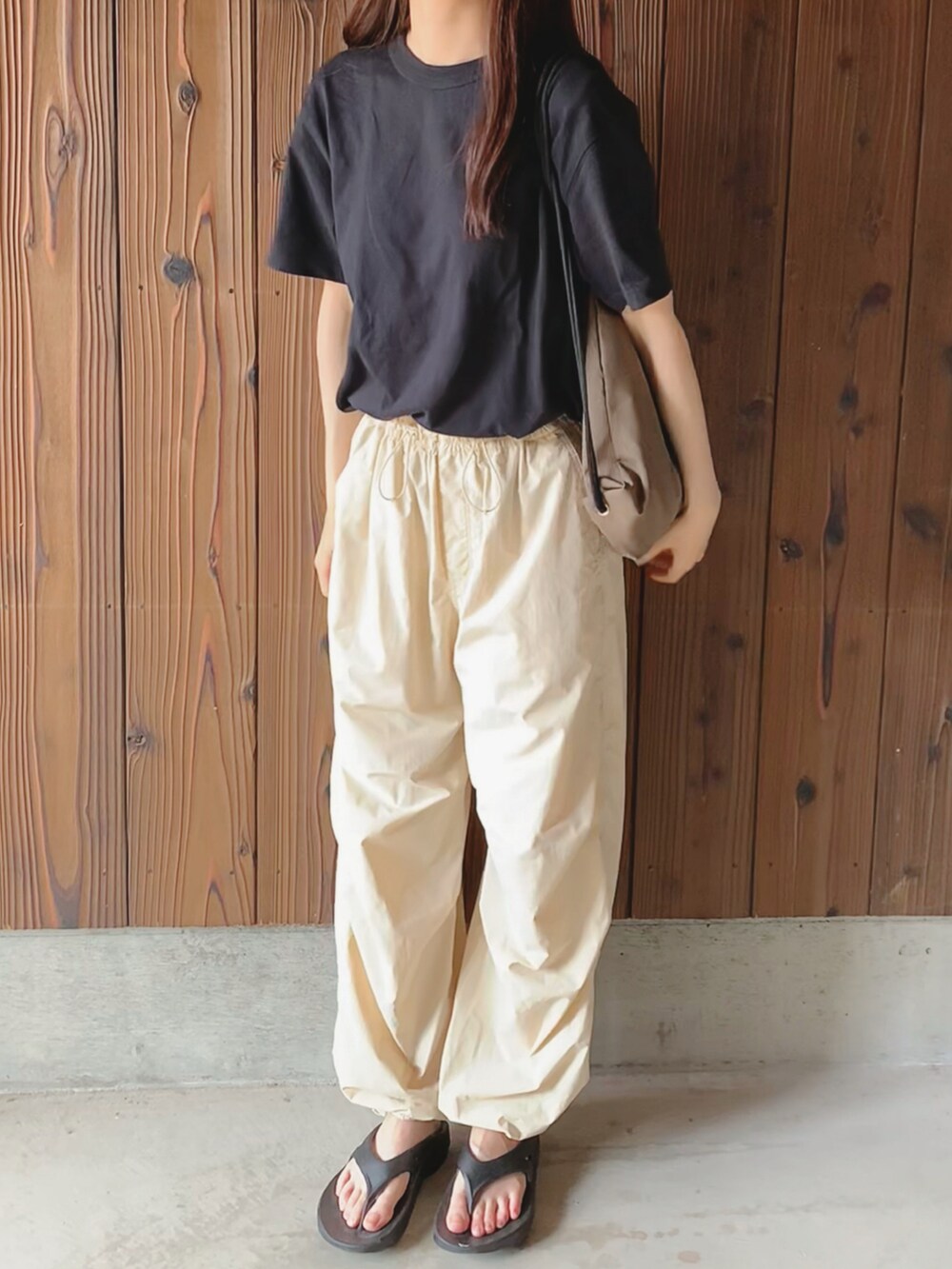 ブラック系のサンダルを着用したレディースの夏コーディネートの2枚目の写真