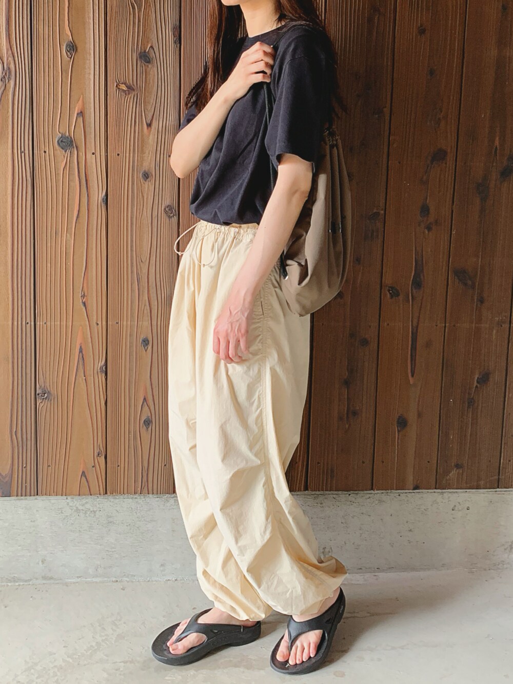 ブラック系のサンダルを着用したレディースの夏コーディネートの3枚目の写真