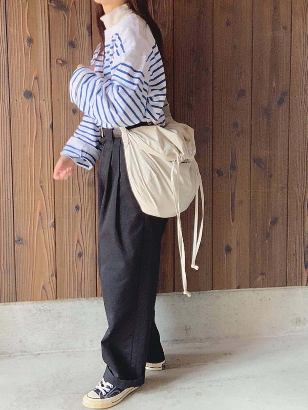 ブルー系のTシャツ/カットソー、ブラック系のその他パンツ、ブラック系のスニーカーを着用したレディースの春コーディネートの3枚目の写真