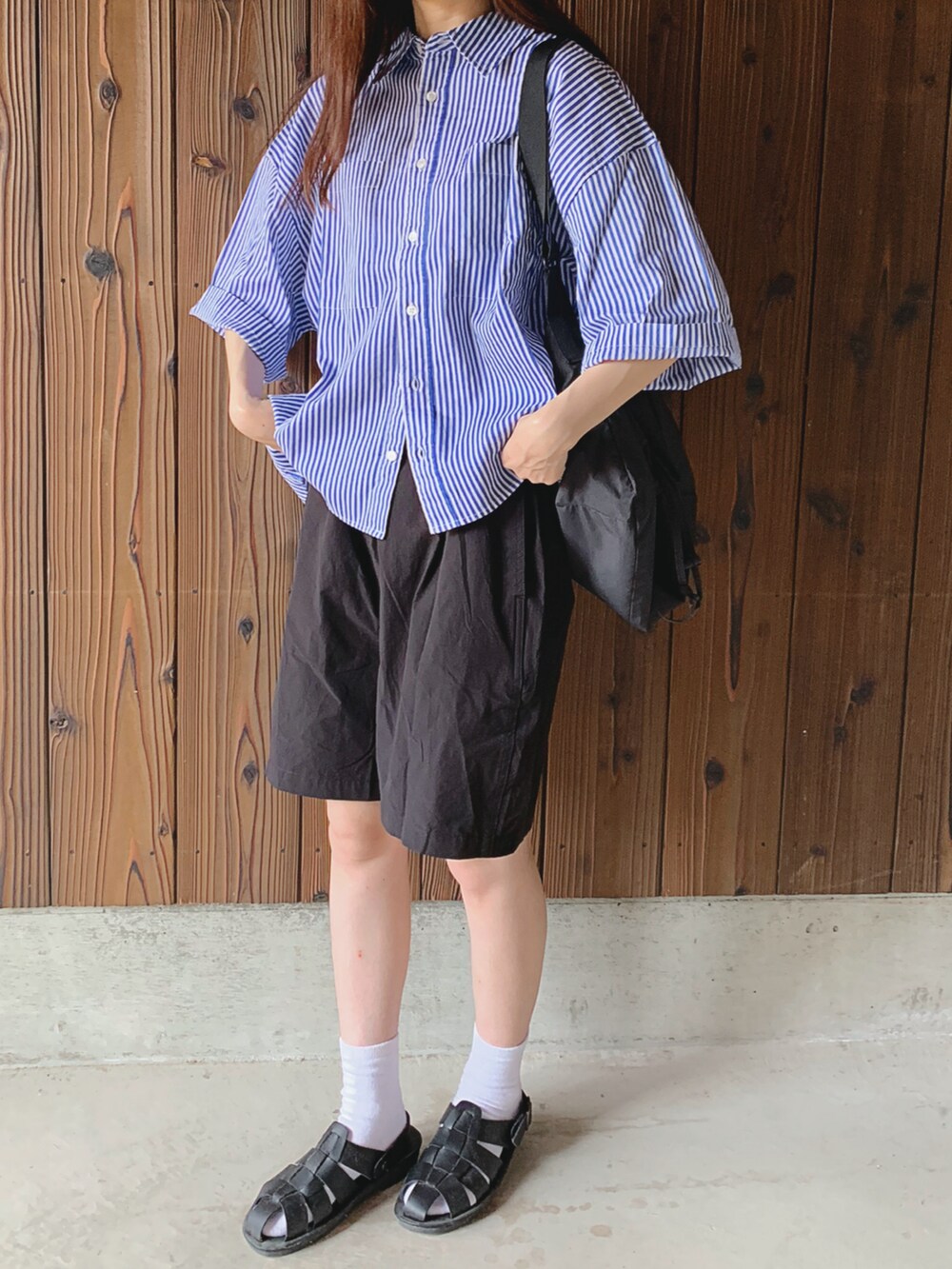 ブルー系のシャツ/ブラウス、ブラック系のサンダルを着用したレディースの夏コーディネートの3枚目の写真