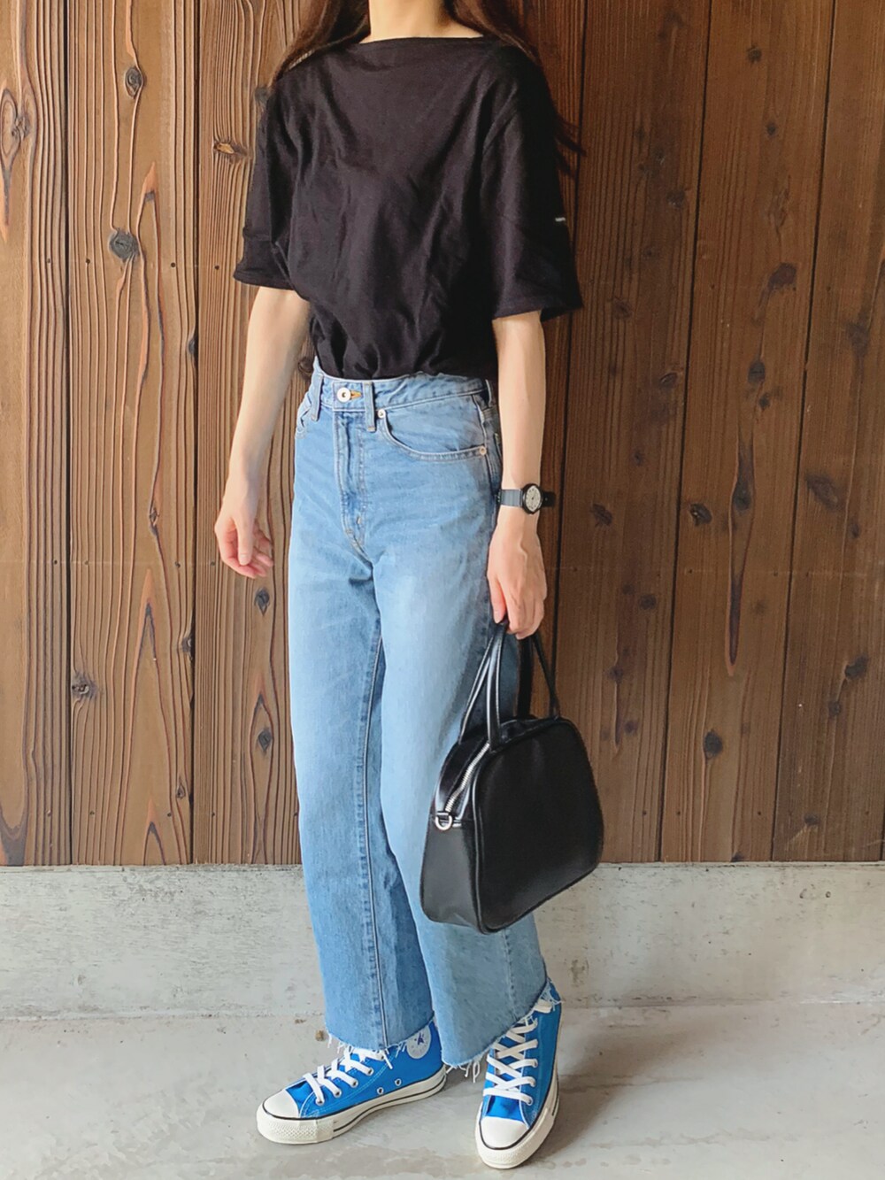 ブラック系のボストンバッグを着用したレディースの夏コーディネートの4枚目の写真