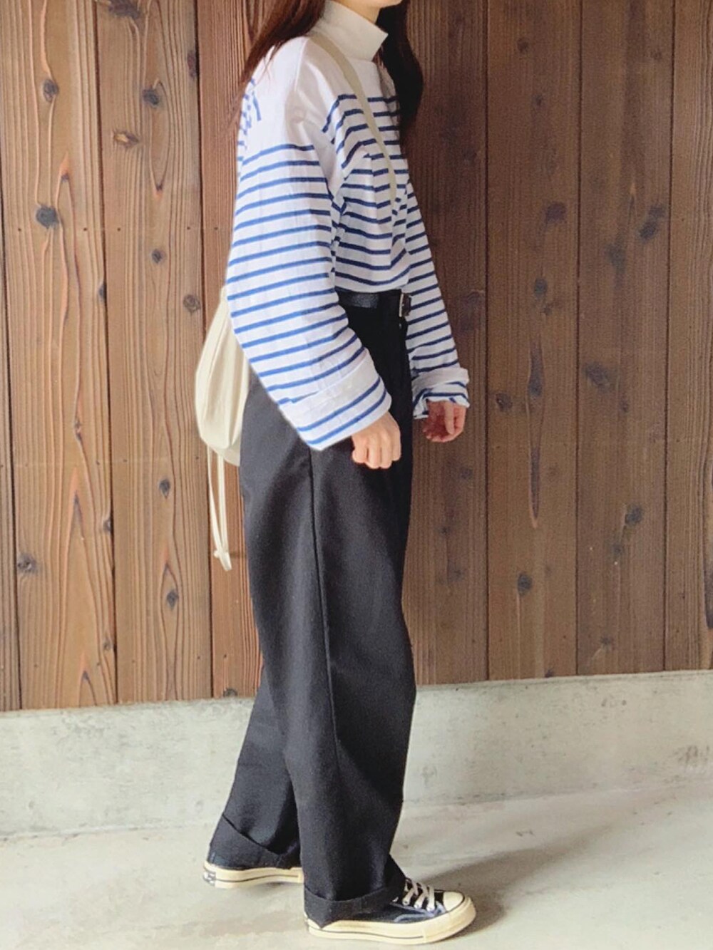 ブルー系のTシャツ/カットソー、ブラック系のその他パンツ、ブラック系のスニーカーを着用したレディースの春コーディネートの4枚目の写真