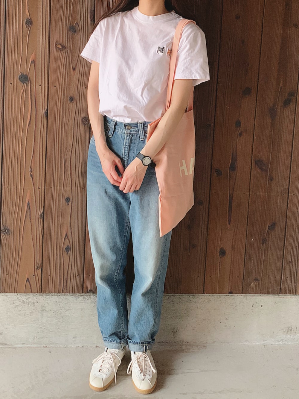 ホワイト系のTシャツ/カットソー、ブルー系のデニムパンツ、ホワイト系のスニーカーを着用したレディースの夏コーディネートの2枚目の写真