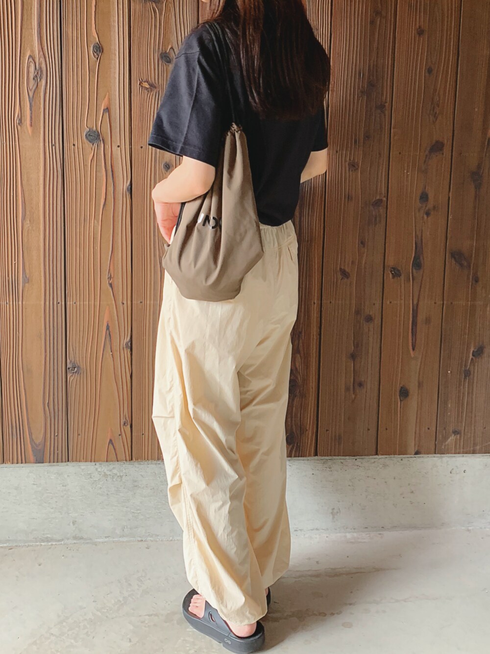 ブラック系のサンダルを着用したレディースの夏コーディネートの4枚目の写真