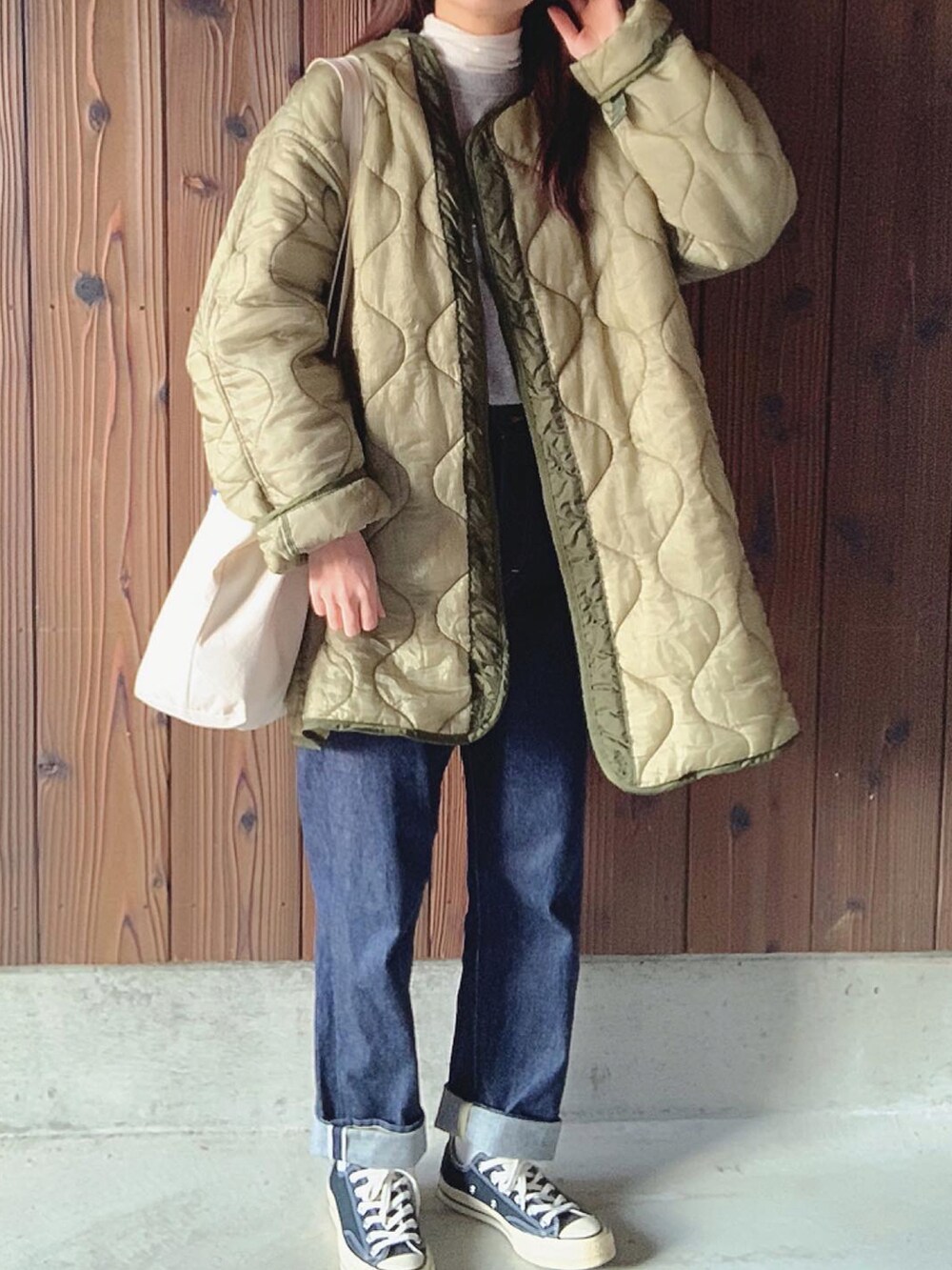 「カジュアル、骨格ウェーブ、スニーカーコーデ、シンプル、デニム、M65、M65ライナー、スウェット」｜「CANAL JEANのvia j(ヴィアジェイ) ウォームインナーハイネック（Tシャツ/カットソー、ホワイト系）」を使った、shokoさん（レディース・159cm）の冬コーディネートの4枚目の写真