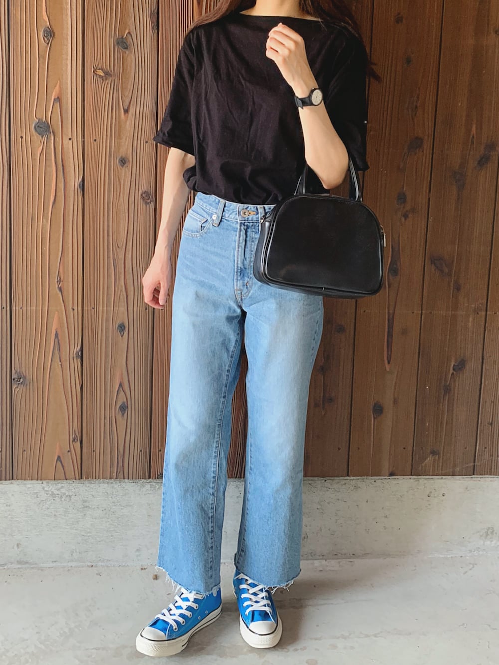 ブラック系のボストンバッグを着用したレディースの夏コーディネートの2枚目の写真