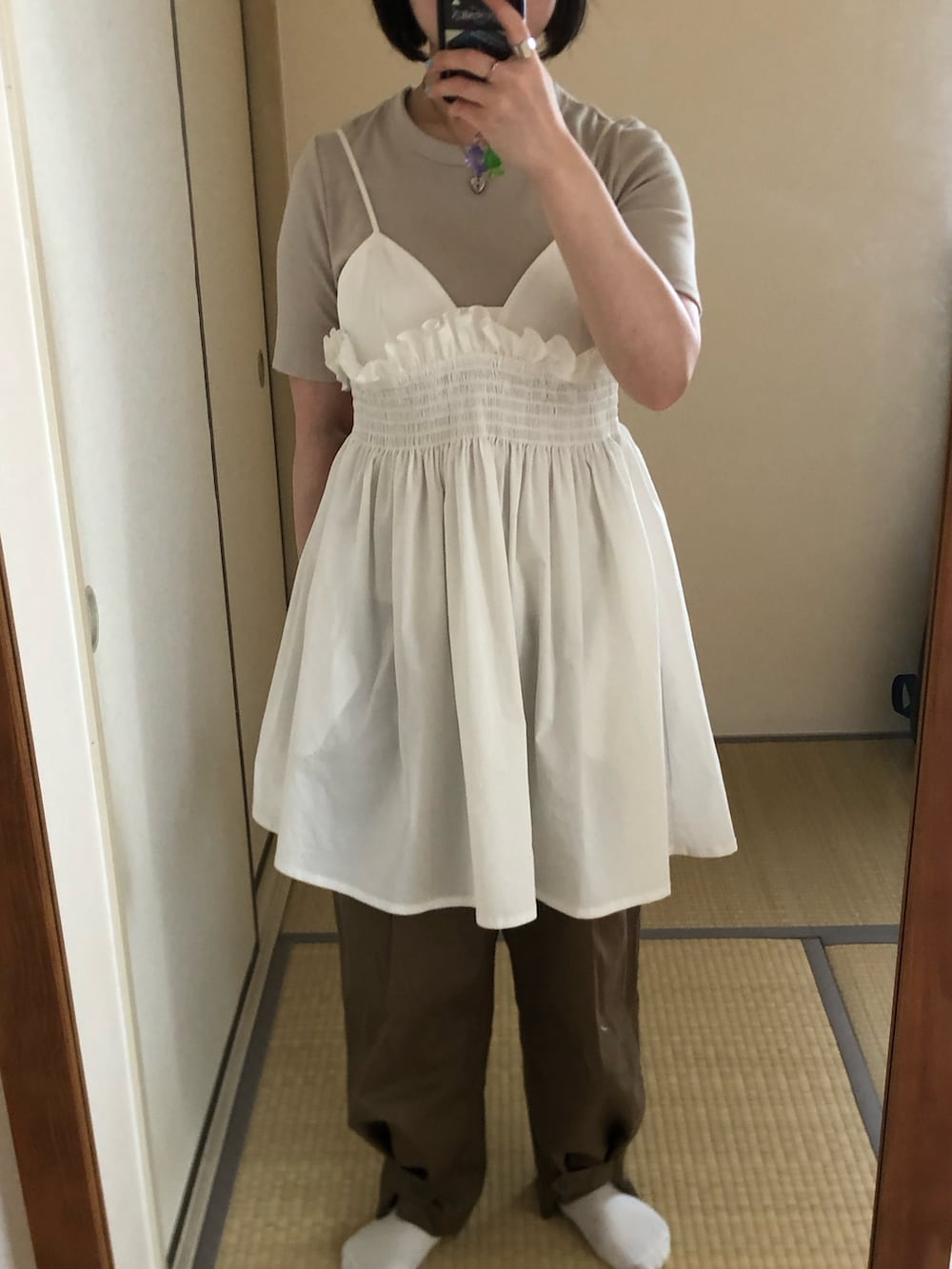 グリーン系のその他パンツ、ベージュ系のTシャツ/カットソー、ホワイト系のドレスシューズを着用したレディースの夏コーディネートの2枚目の写真