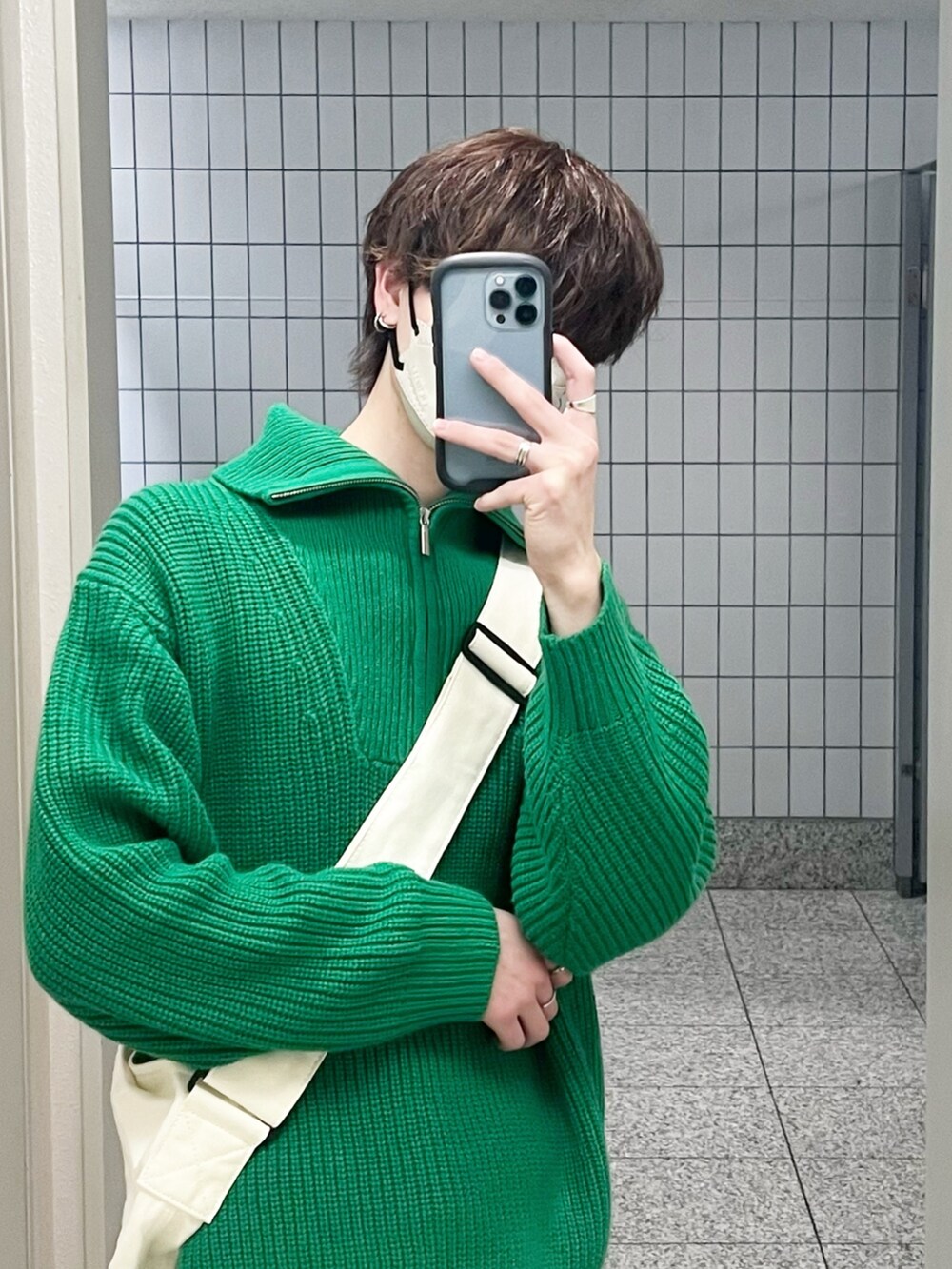 ベージュ系のショルダーバッグを着用したメンズの冬コーディネートの2枚目の写真