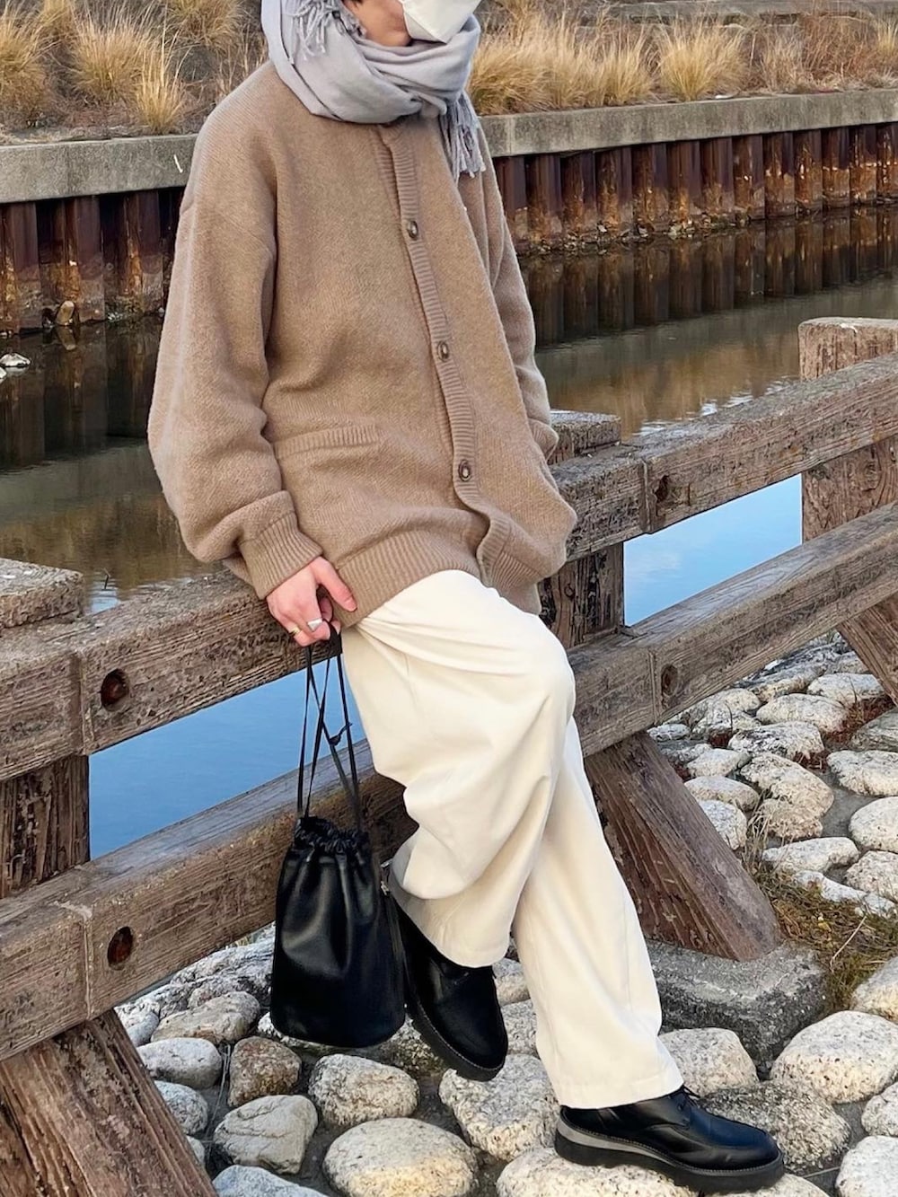ベージュ系のカーディガン/ボレロ、ホワイト系のその他パンツ、グレー系のマフラーを着用したメンズの冬コーディネートの3枚目の写真