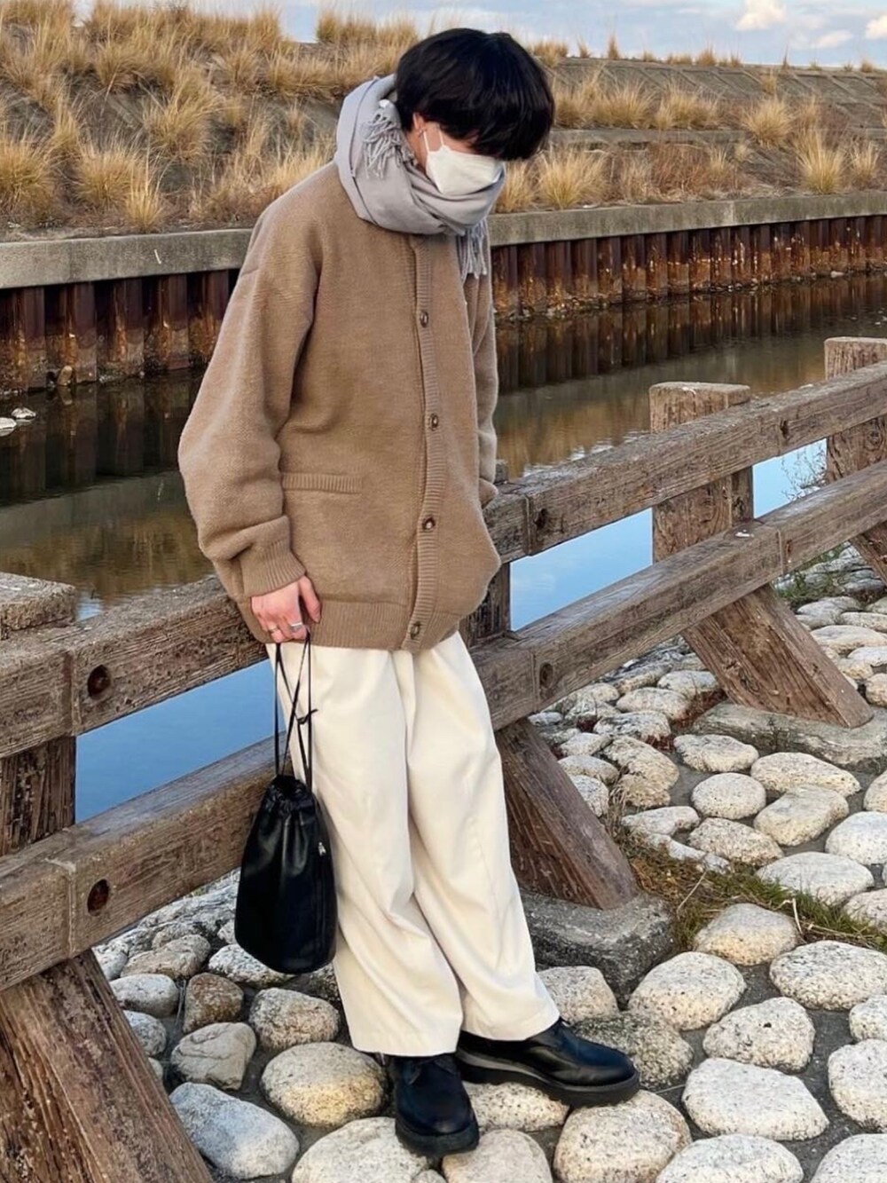 ベージュ系のカーディガン/ボレロ、ホワイト系のその他パンツ、グレー系のマフラーを着用したメンズの冬コーディネートの5枚目の写真