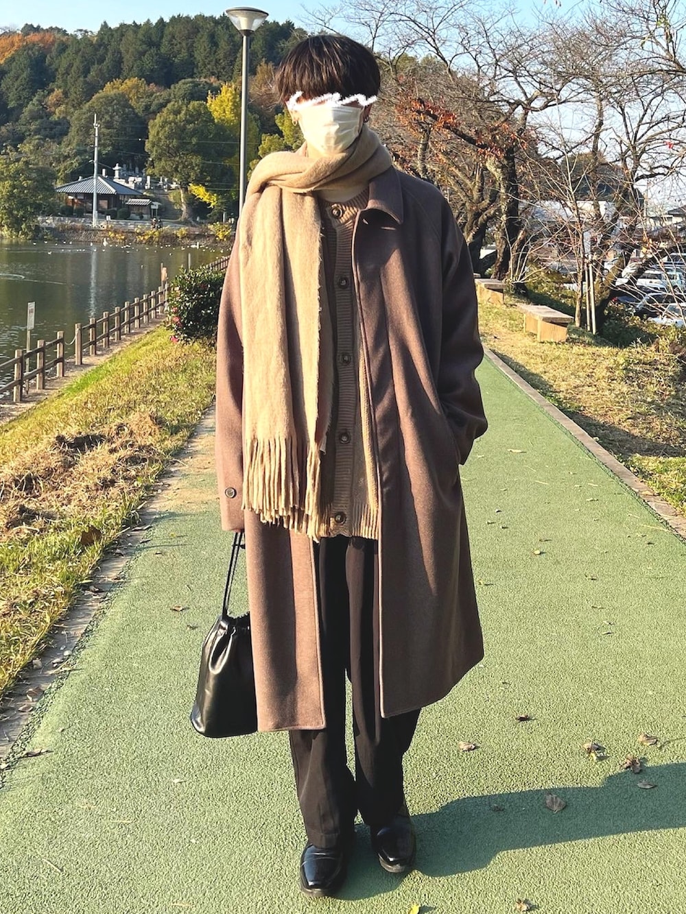 ブラック系のその他パンツ、ベージュ系のステンカラーコート、ベージュ系のカーディガン/ボレロを着用したメンズの冬コーディネートの2枚目の写真