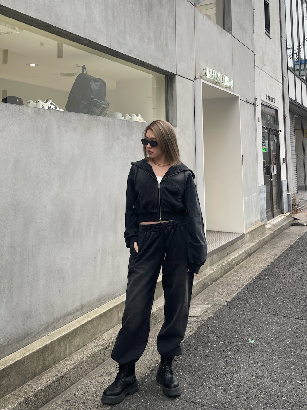 ブラック系のスウェットパンツ、ブラック系のパーカーを着用したレディースの冬コーディネートの2枚目の写真