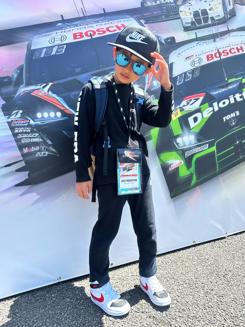 ブラック系のスウェットパンツ、ホワイト系のスニーカー、ブラック系のTシャツ/カットソーを着用したキッズの春コーディネートの2枚目の写真