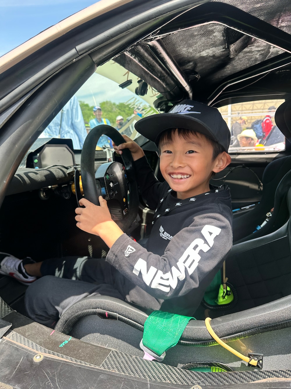 ブラック系のスウェットパンツ、ホワイト系のスニーカー、ブラック系のTシャツ/カットソーを着用したキッズの春コーディネートの3枚目の写真