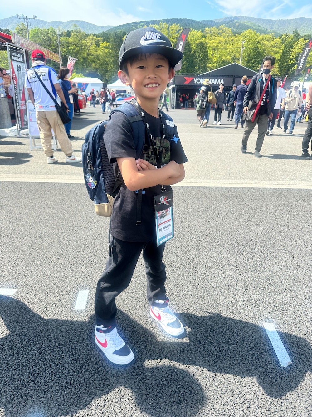 ブラック系のスウェットパンツ、ホワイト系のスニーカー、ブラック系のTシャツ/カットソーを着用したキッズの春コーディネートの4枚目の写真