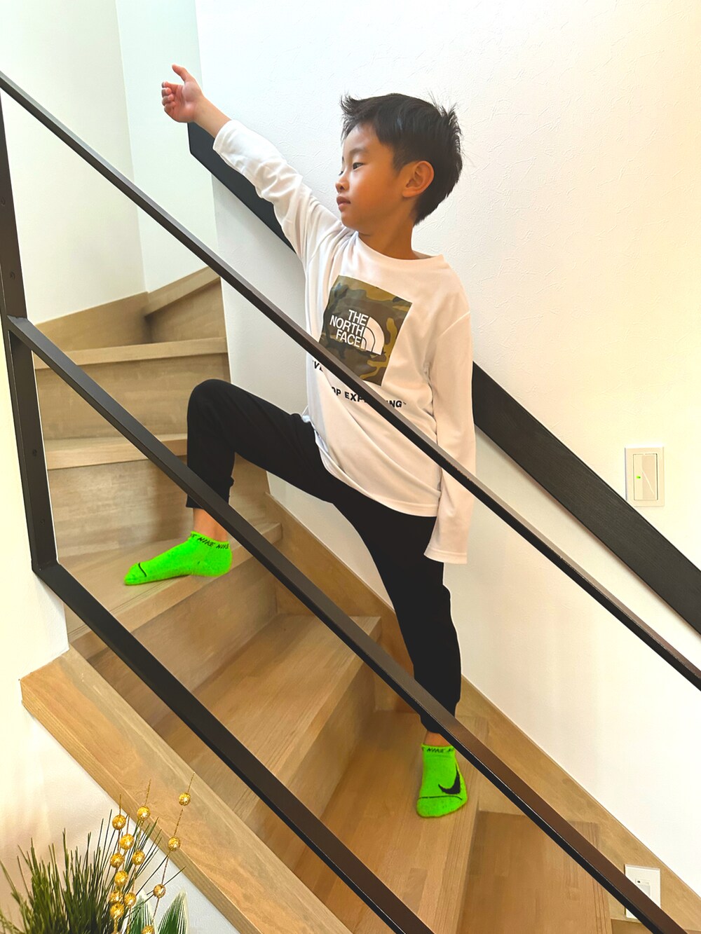 グレー系のその他トップス、ブラック系のスウェットパンツ、ホワイト系のTシャツ/カットソーを着用したキッズの冬コーディネートの2枚目の写真