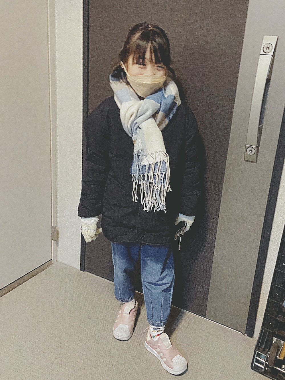 「カジュアルコーデ、キッズコーデ、キルティングジャケット、マフラー、デニムパンツ、adidas、シンプルコーデ」｜「UNIQLOのアイテム（ノーカラージャケット、ブラック系）」を使った、soo&aaaさん（キッズ・120cm）の冬コーディネートの2枚目の写真