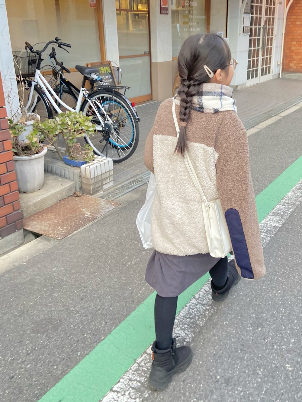 「ワンピース、ボアジャケット、マフラー、チェックマフラー、ブーツ、ショルダーバッグ」｜「KRIFF MAYERのコンビボアジャケット（ブルゾン、ホワイト系）」を使った、soo&aaaさん（キッズ・130cm）の春コーディネートの2枚目の写真