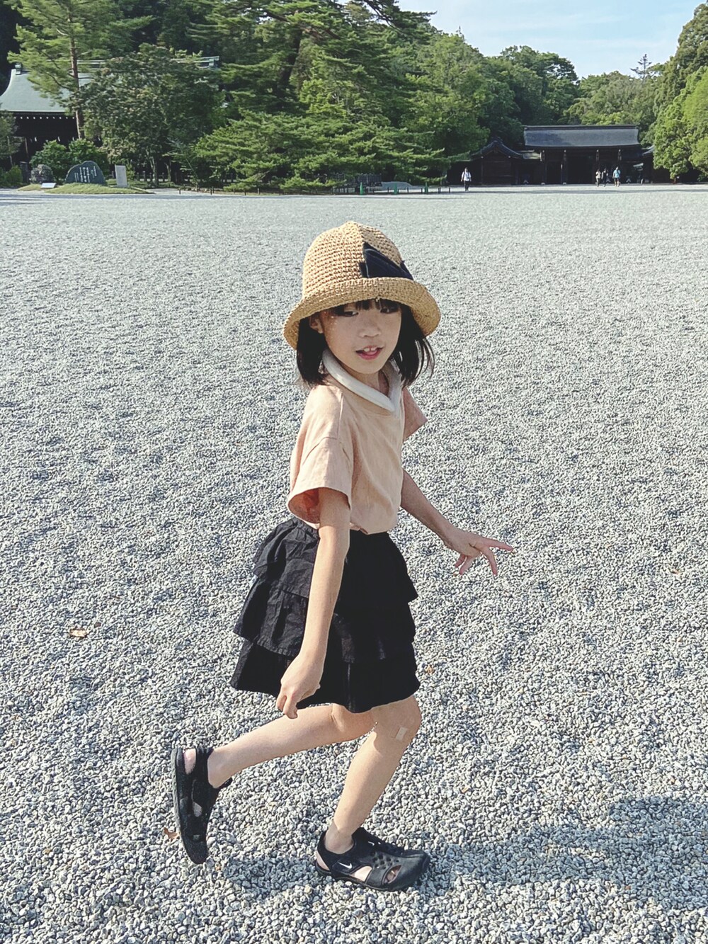 「夏コーデ、麦わら帽子、カジュアルコーデ、NIKE、スカート、サンダル」｜「UNIQLOのGIRLS リラックスフィットTシャツ（半袖）（Tシャツ/カットソー、ブラウン系）」を使った、soo&aaaさん（キッズ・120cm）の夏コーディネートの2枚目の写真