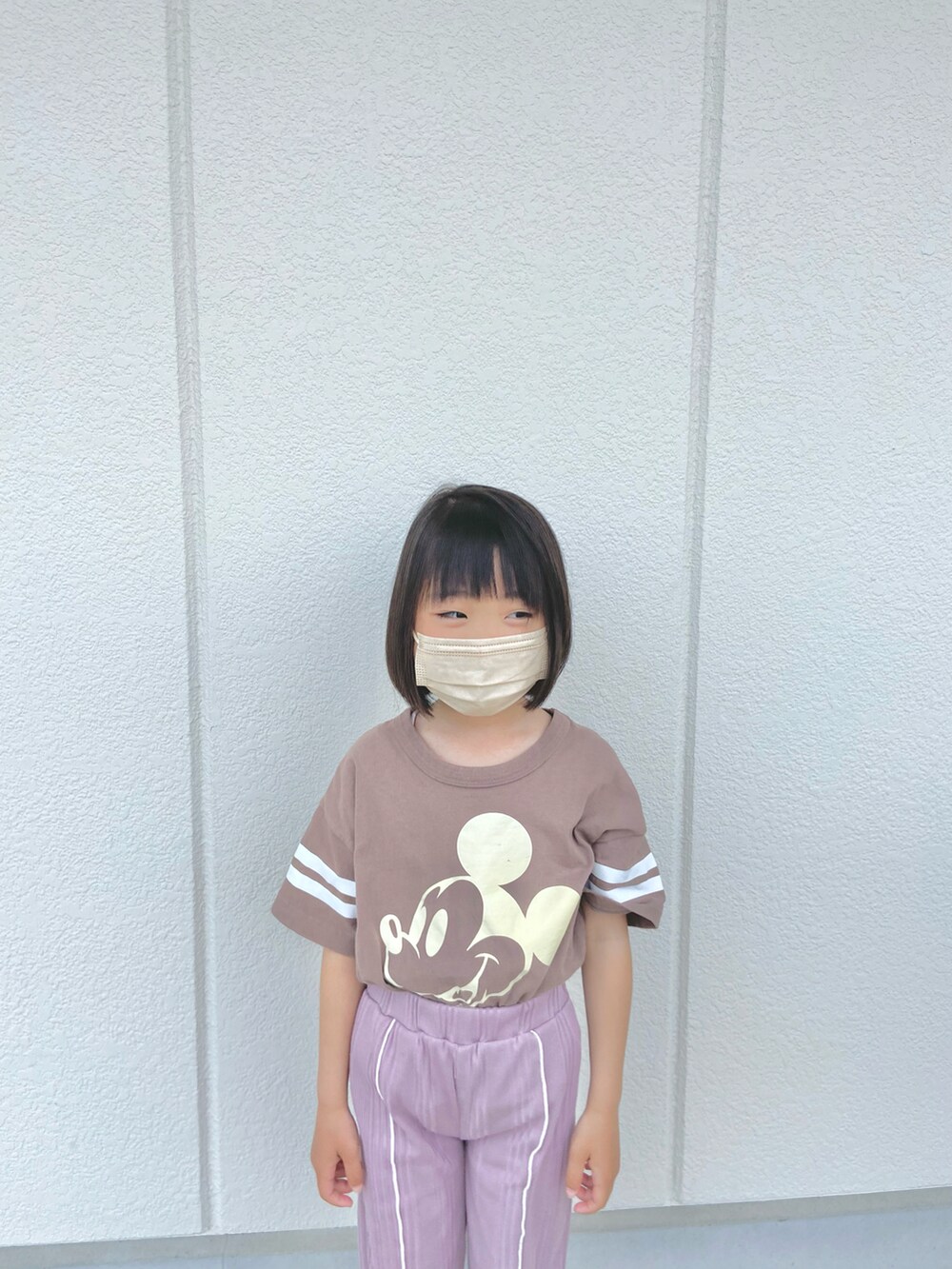 「Tシャツ、ミッキー、カラーパンツ、春夏コーデ、バックプリント」｜「＆yamの配色メローランダムリブパンツ（その他パンツ、パープル系）」を使った、soo&aaaさん（キッズ・110cm）の春コーディネートの2枚目の写真