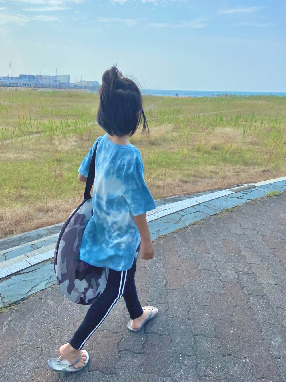 「休日スタイル、タイダイ柄、ラインパンツ、ラインレギンス、ビーチサンダル、海」｜「devirockのラインレギンス（レギンス/スパッツ、その他）」を使った、soo&aaaさん（キッズ・120cm）の夏コーディネートの2枚目の写真