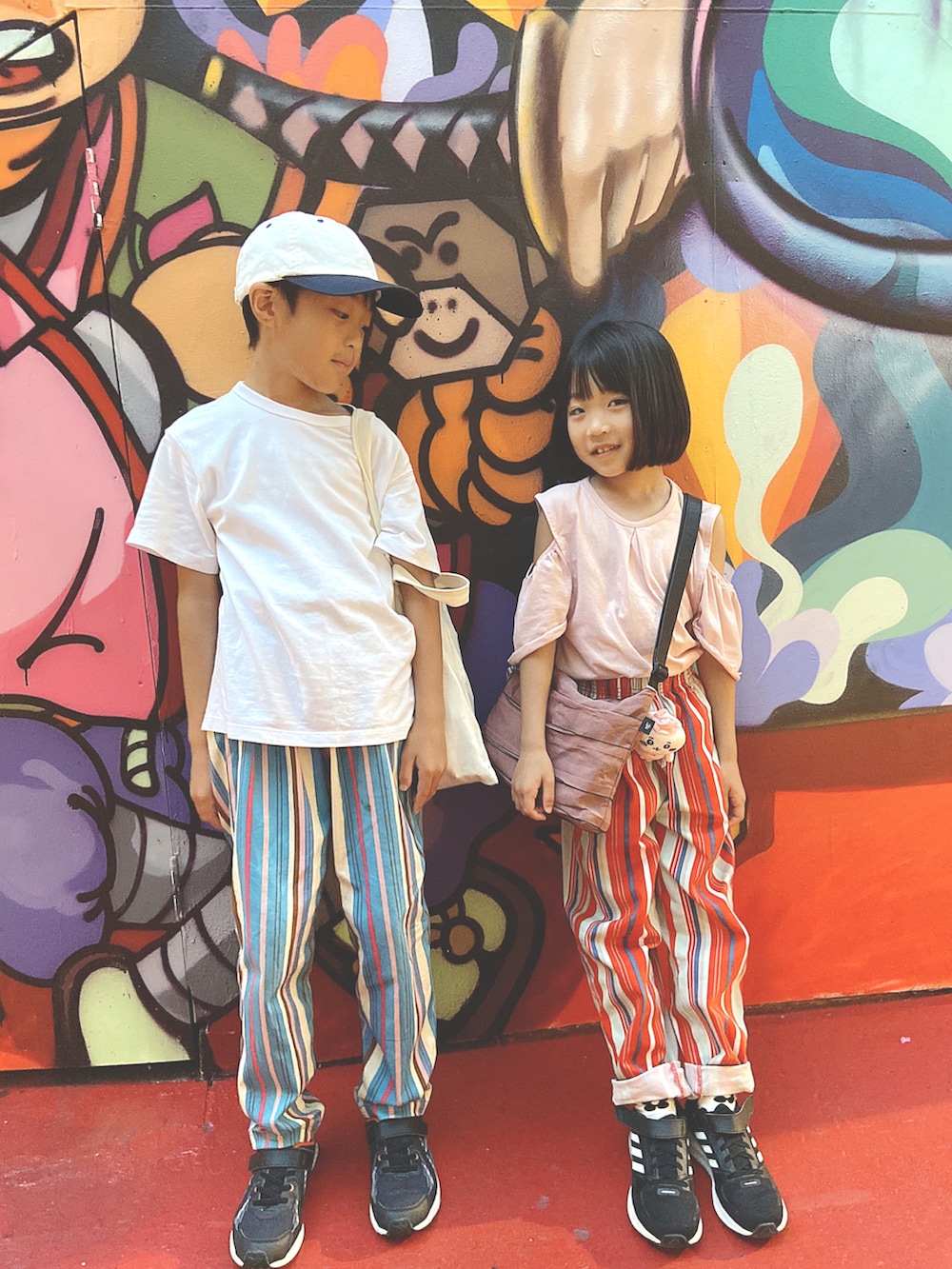 「兄妹コーデ、カラーパンツ、ストライプ、シェフパンツ、夏コーデ、カラー×コーデ、リンクコーデ」｜「BIG FIELDのシェフパンツ(80～150cm)（その他パンツ、ブルー系）」を使った、soo&aaaさん（キッズ・130cm）の夏コーディネートの2枚目の写真