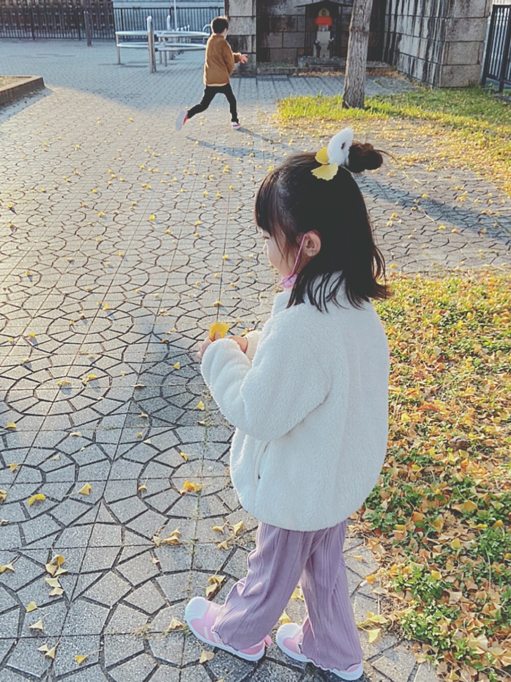 「秋冬コーデ、UNIQLO、フリース、もこもこ、リブパンツ」｜「UNIQLOのアイテム（その他アウター、ホワイト系）」を使った、soo&aaaさん（キッズ・110cm）の秋コーディネートの2枚目の写真
