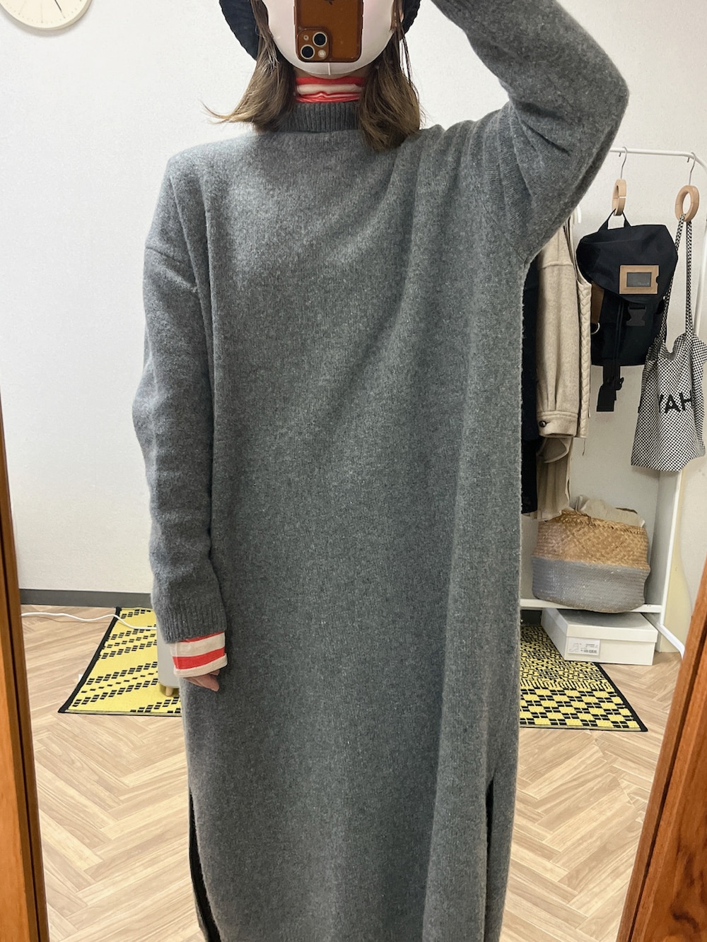ベージュ系のダウンジャケット/コート、レッド系のTシャツ/カットソー、ブラック系のショルダーバッグを着用したレディースの冬コーディネートの2枚目の写真