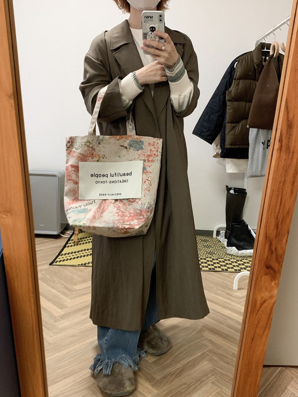 その他のトートバッグ、ホワイト系のスウェット、グリーン系のTシャツ/カットソーを着用したレディースの春コーディネートの2枚目の写真