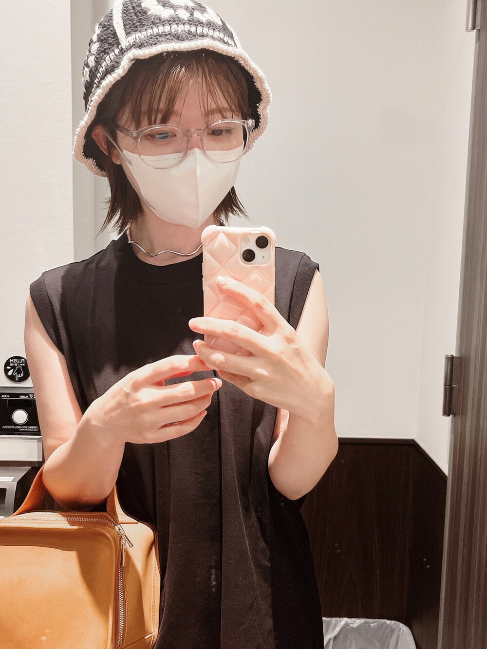 ブラック系のTシャツ/カットソー、ブルー系のデニムパンツを着用したレディースの夏コーディネートの2枚目の写真