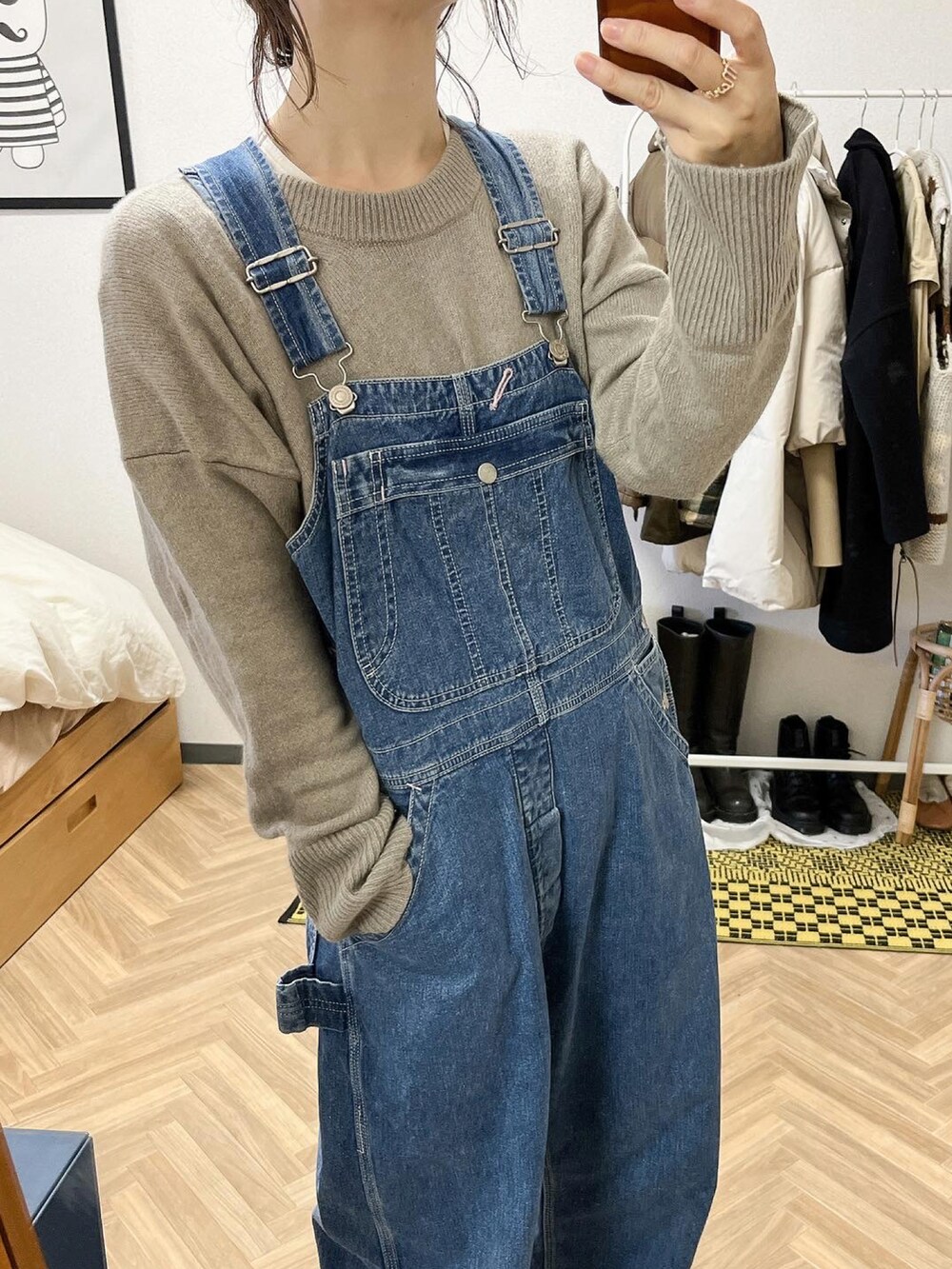 ベージュ系のダウンジャケット/コート、ブルー系のサロペット/オーバーオールを着用したレディースの冬コーディネートの2枚目の写真