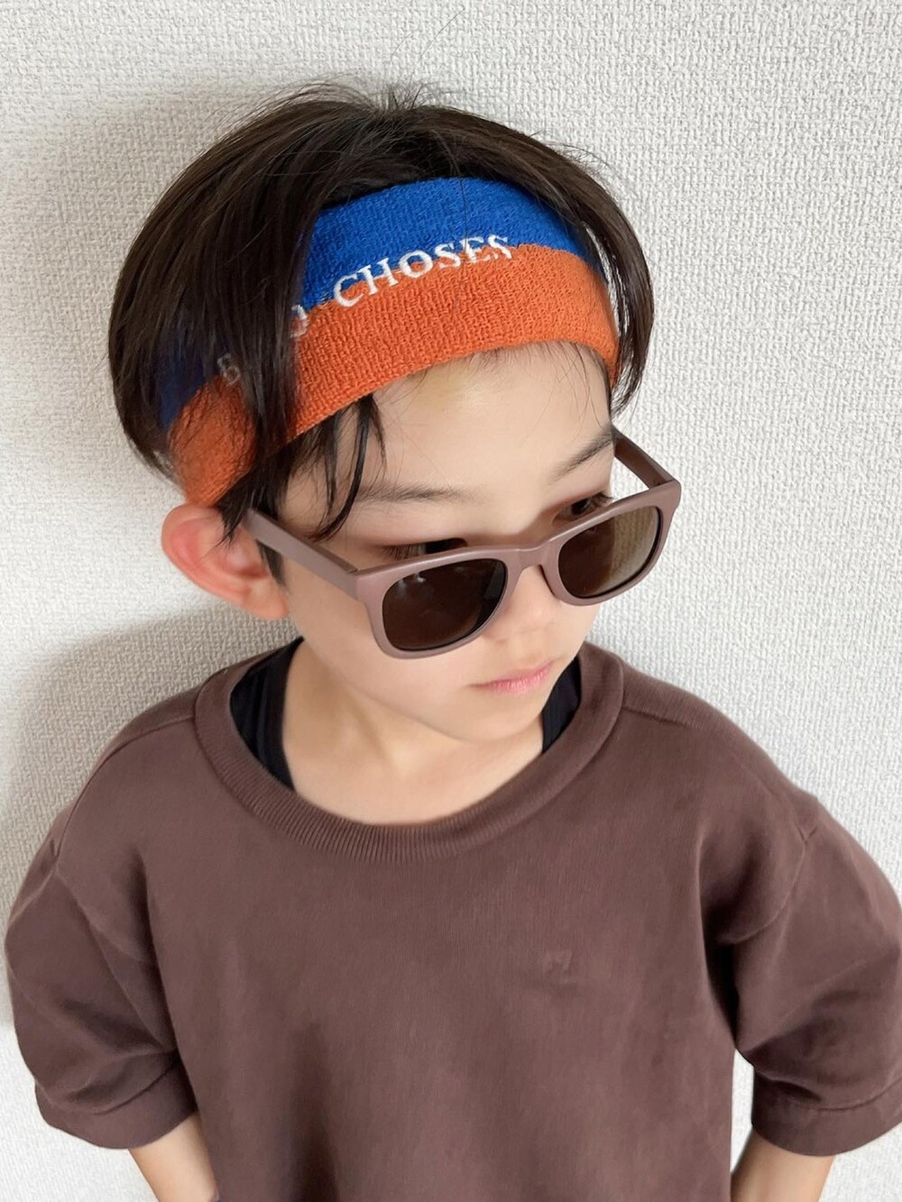 ブラック系のパンツ、ブルー系のヘアバンドを着用したキッズの夏コーディネートの2枚目の写真