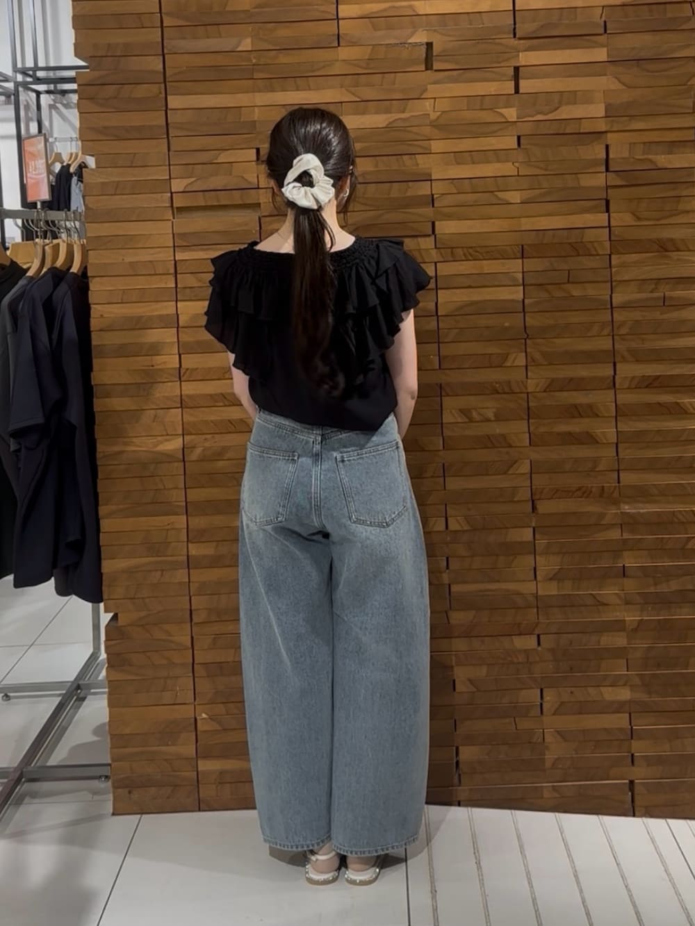 ブラック系のシャツ/ブラウス、ブルー系のデニムパンツ、ホワイト系のハンドバッグを着用したレディースの春コーディネートの3枚目の写真