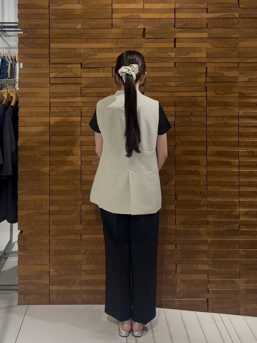 ブラック系のその他パンツ、ベージュ系のベスト、ブラック系のTシャツ/カットソーを着用したレディースの春コーディネートの3枚目の写真