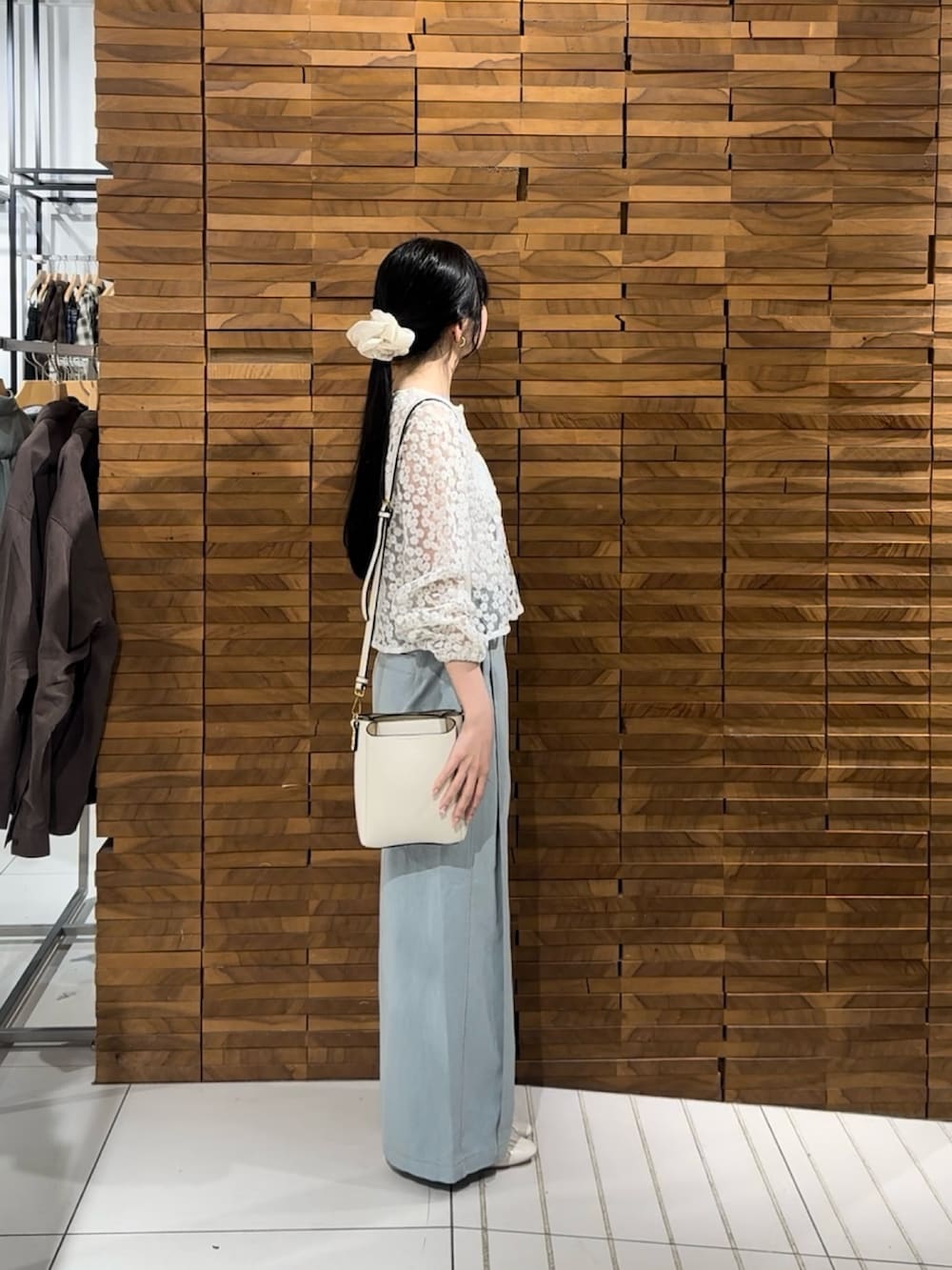 ホワイト系のシャツ/ブラウス、ブルー系のデニムパンツ、ホワイト系のショルダーバッグを着用したレディースの春コーディネートの2枚目の写真