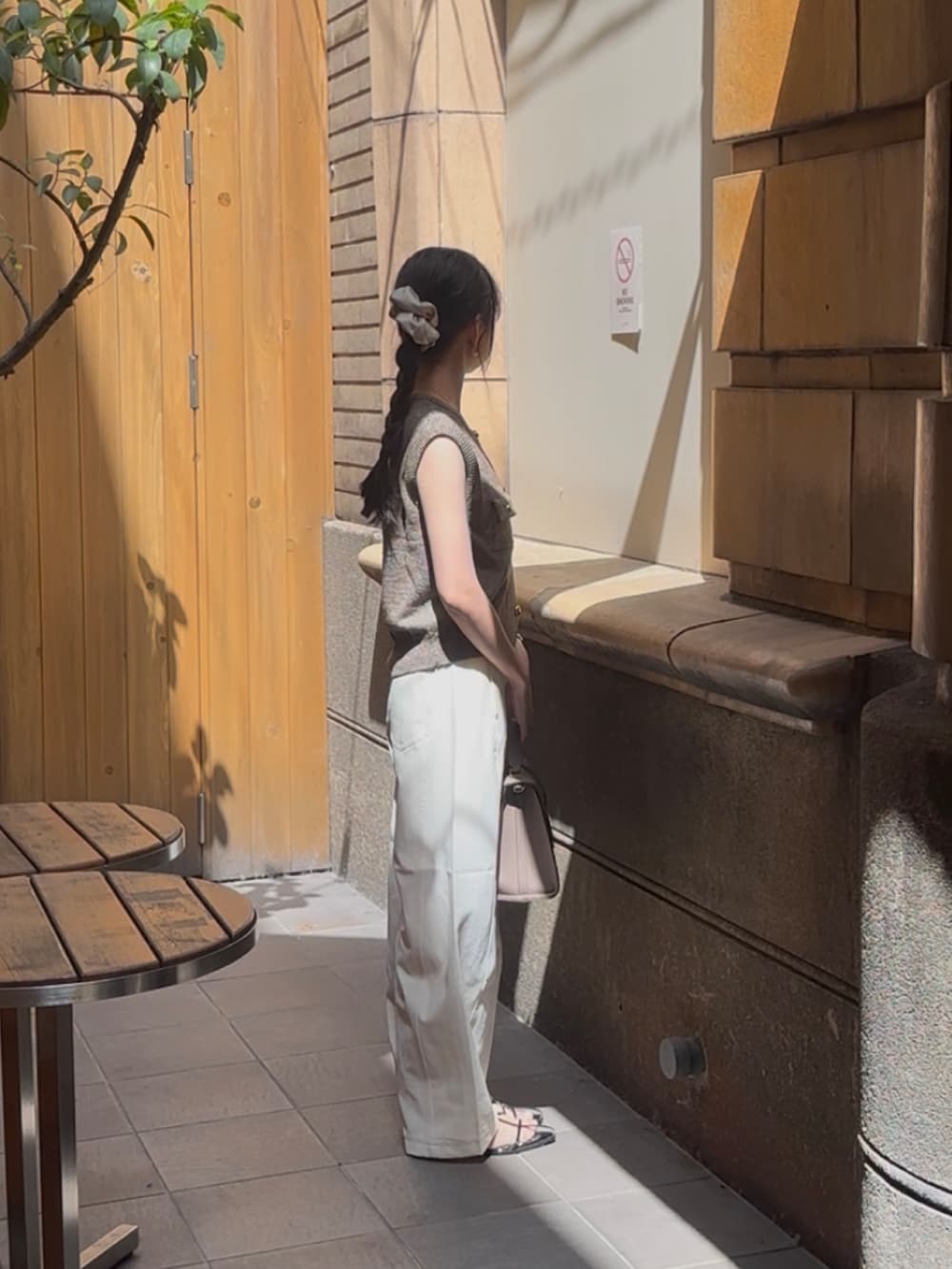 ブラウン系のベスト、ホワイト系のその他パンツを着用したレディースの夏コーディネートの2枚目の写真