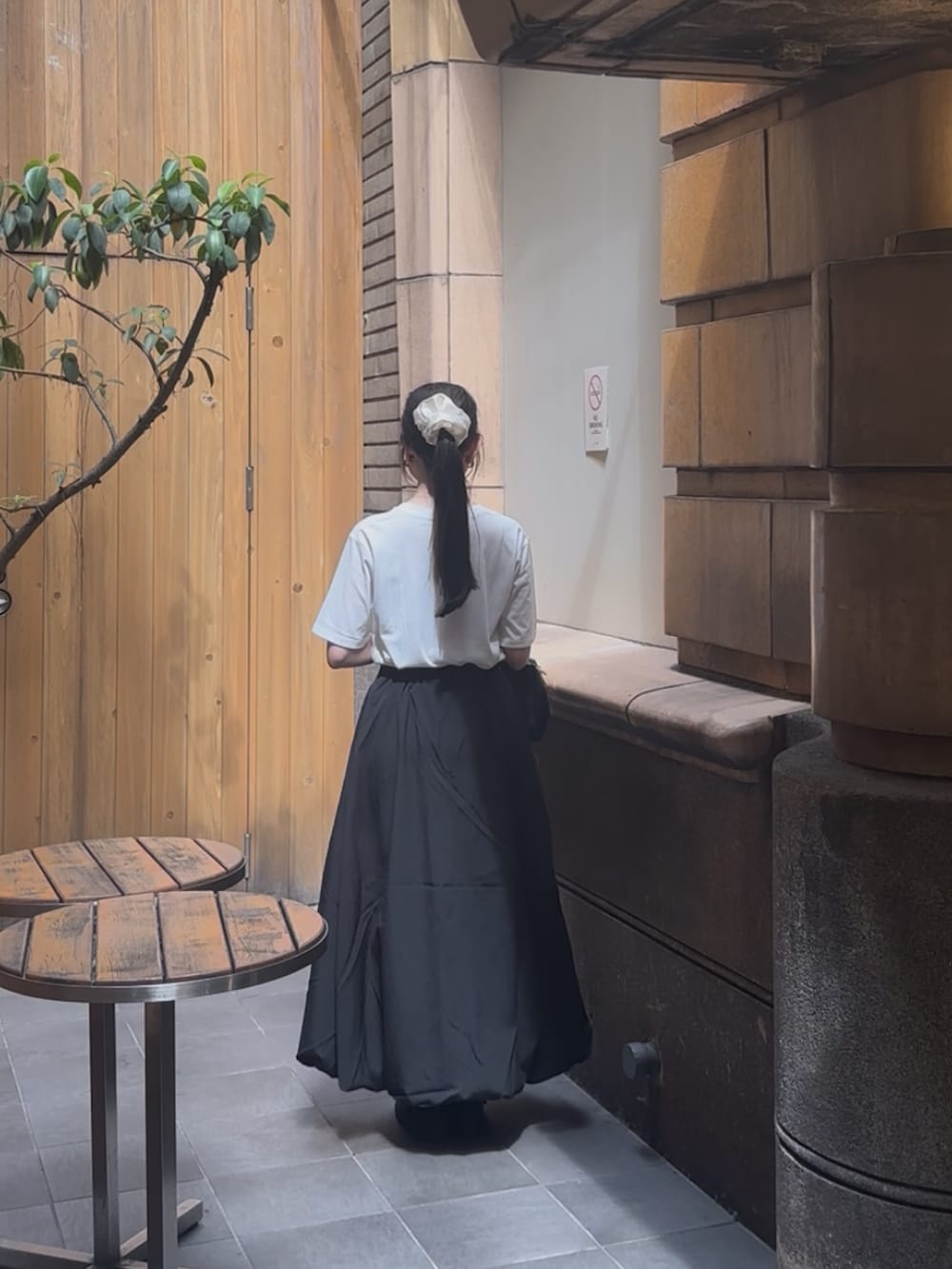 ブラック系のスカート、その他のTシャツ/カットソーを着用したレディースの夏コーディネートの3枚目の写真