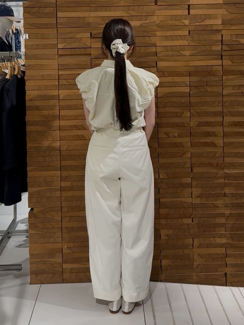 ホワイト系のその他パンツ、ホワイト系のシャツ/ブラウス、イエロー系のハンドバッグを着用したレディースの春コーディネートの3枚目の写真