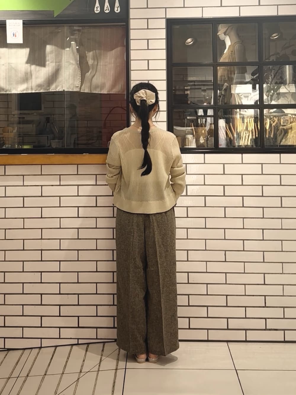 ベージュ系のカーディガン/ボレロ、ベージュ系のその他パンツ、ベージュ系のショルダーバッグを着用したレディースの夏コーディネートの3枚目の写真