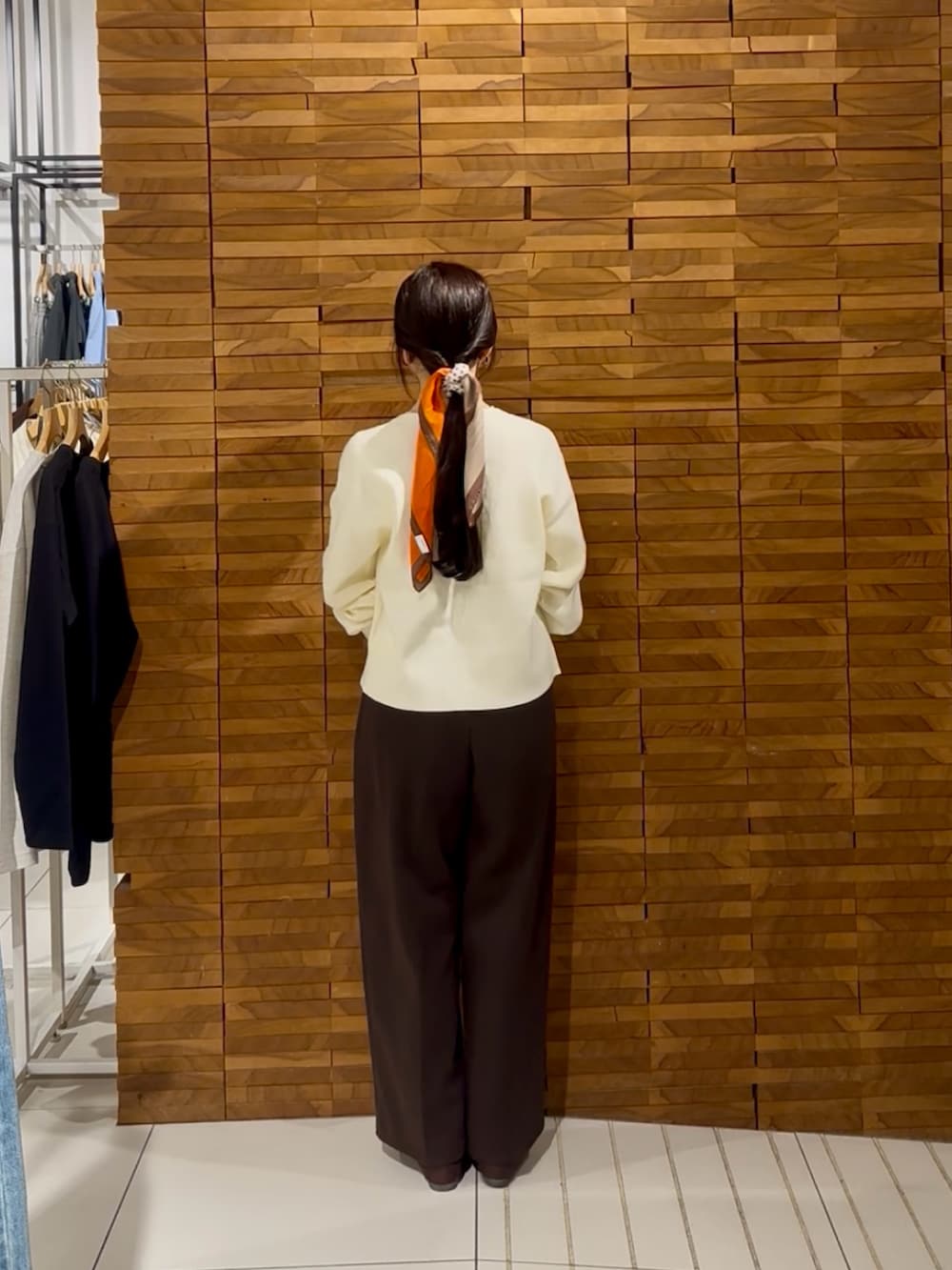 ブラウン系のその他パンツ、ホワイト系のカーディガン/ボレロを着用したレディースの秋コーディネートの3枚目の写真