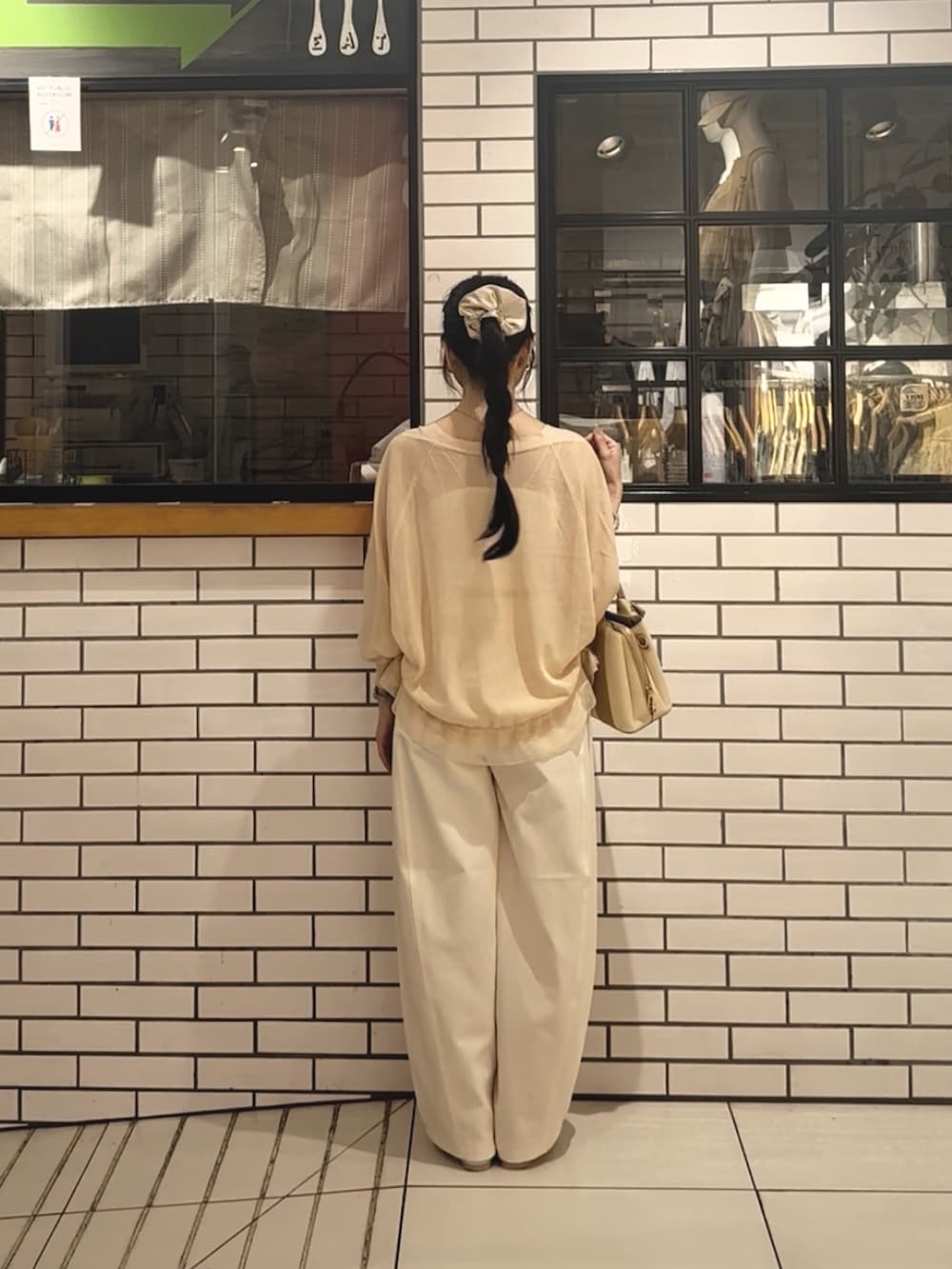 ホワイト系のその他パンツ、ホワイト系のカーディガン/ボレロ、ホワイト系のキャミソールを着用したレディースの夏コーディネートの3枚目の写真