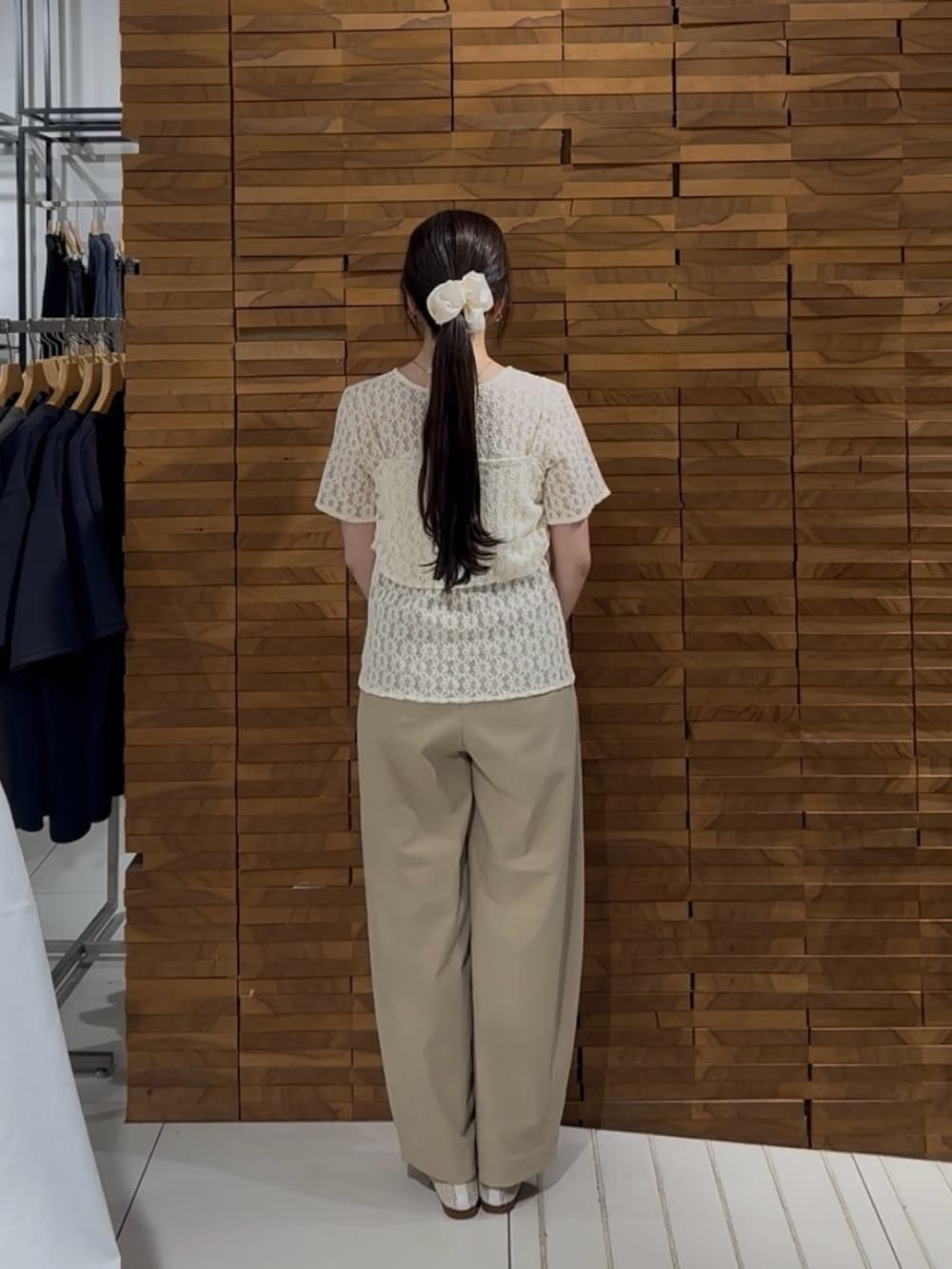 ベージュ系のその他パンツ、ホワイト系のTシャツ/カットソー、ベージュ系のハンドバッグを着用したレディースの春コーディネートの3枚目の写真