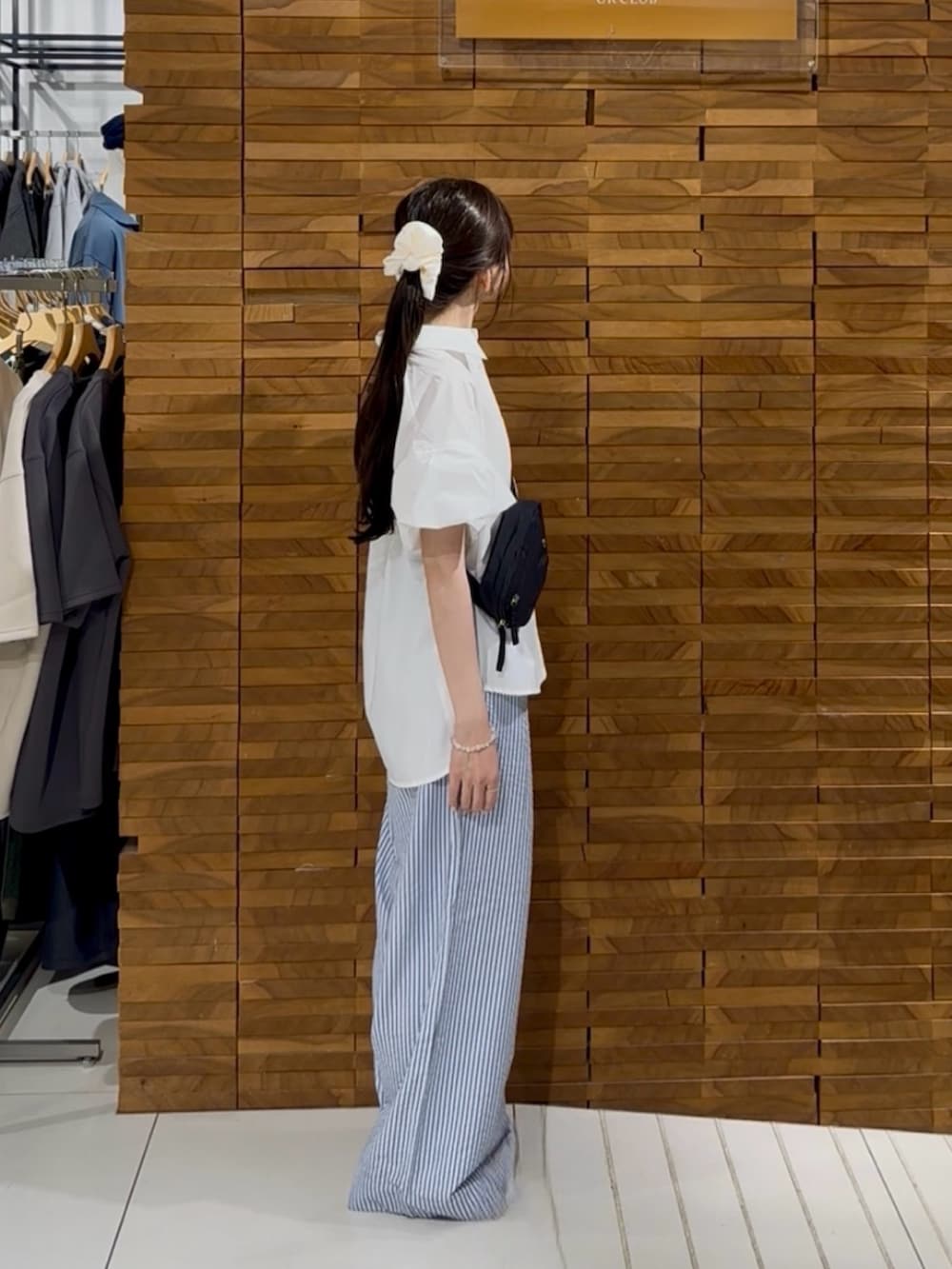 ブルー系のその他パンツ、ホワイト系のシャツ/ブラウス、ホワイト系のキャミソールを着用したレディースの夏コーディネートの2枚目の写真