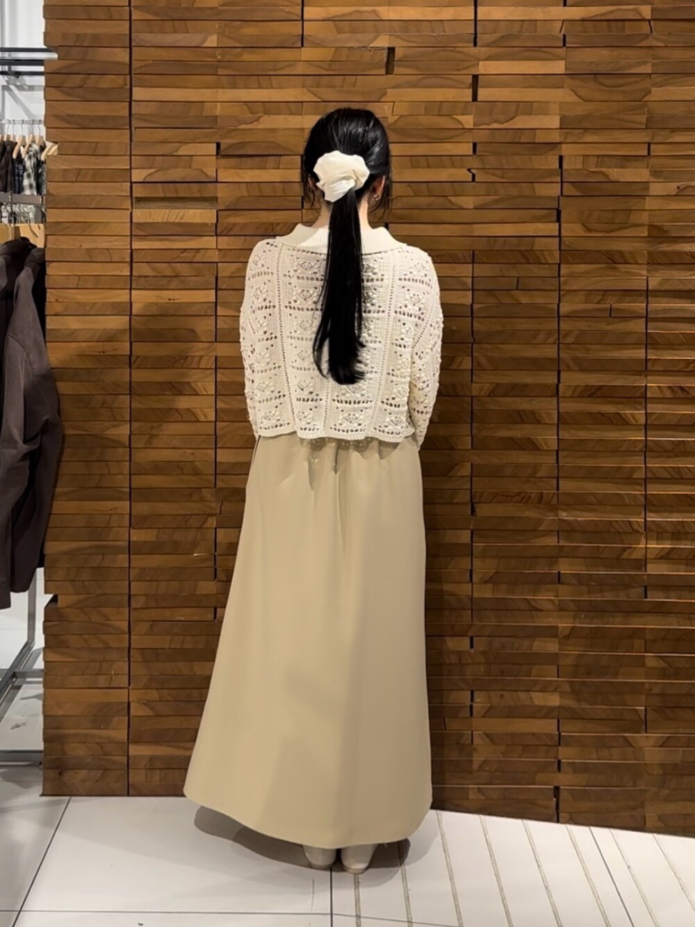 ホワイト系のカーディガン/ボレロ、ベージュ系のスカート、ホワイト系のトートバッグを着用したレディースの春コーディネートの3枚目の写真