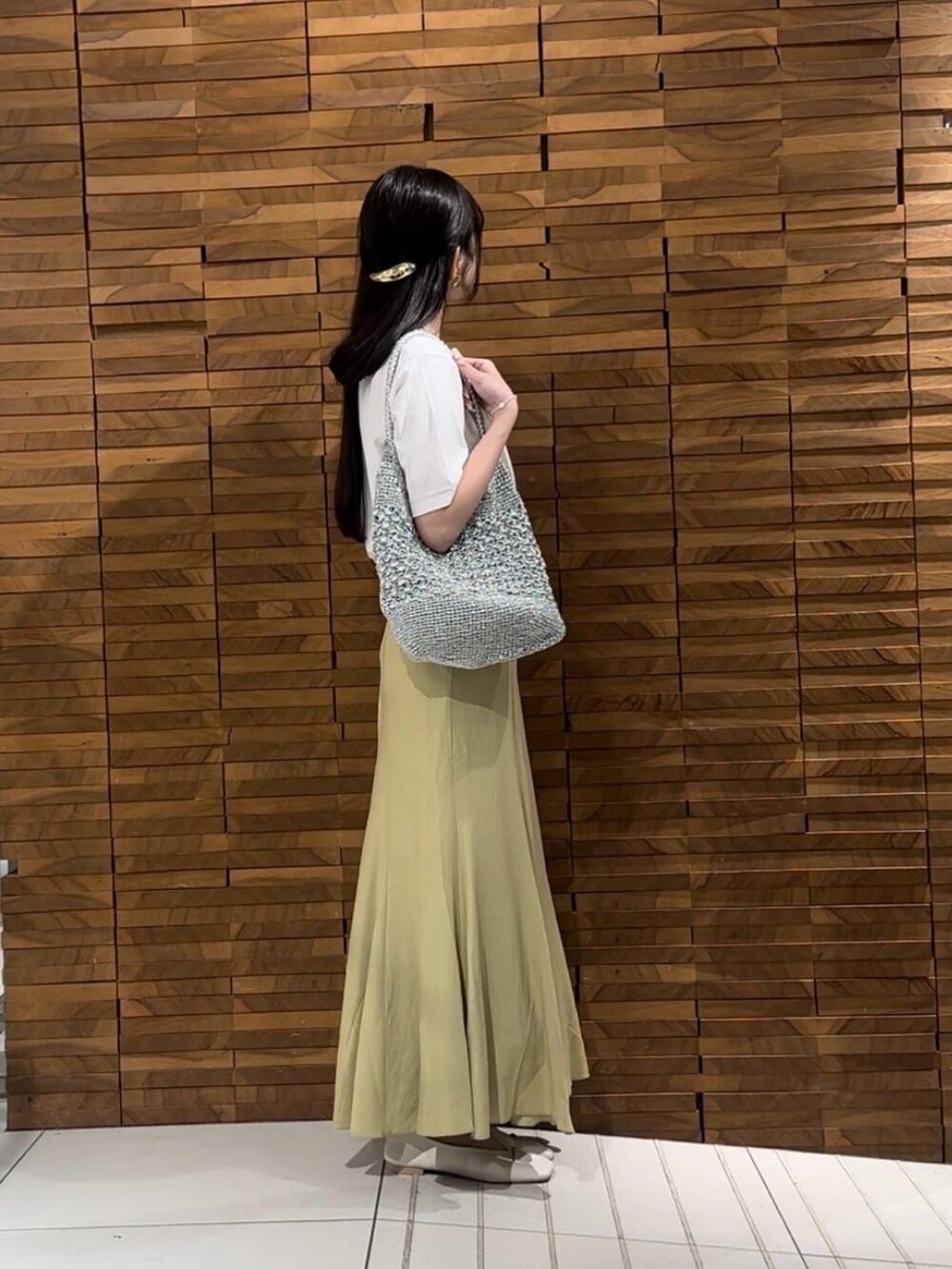 その他のTシャツ/カットソー、シルバー系のかごバッグ、ベージュ系のスカートを着用したレディースの春コーディネートの2枚目の写真