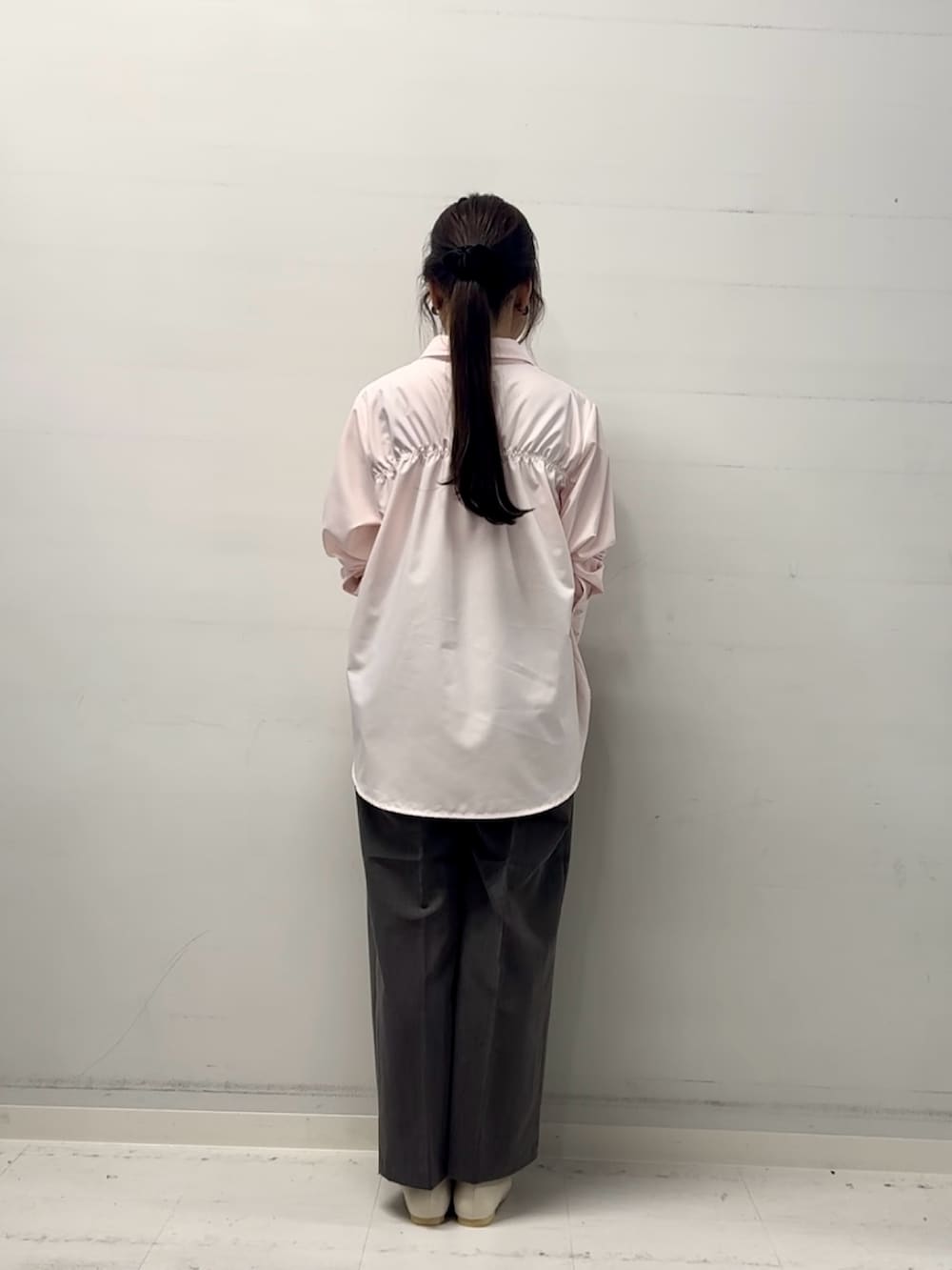 ピンク系のシャツ/ブラウス、グレー系のその他パンツを着用したレディースの冬コーディネートの3枚目の写真