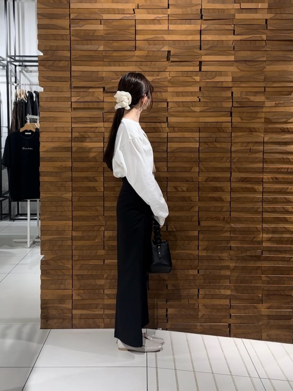 その他のTシャツ/カットソー、ブラック系のスカート、ブラック系のショルダーバッグを着用したレディースの春コーディネートの2枚目の写真